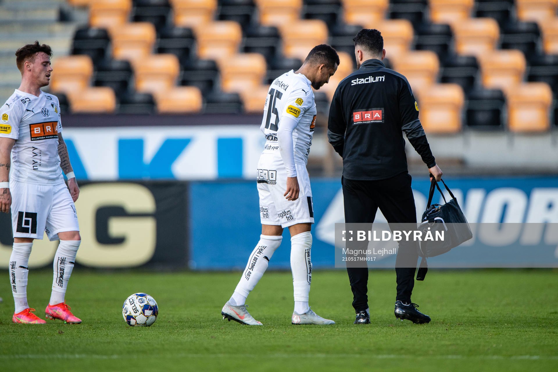 Häckens Martin Olsson har ont och lämnar plan