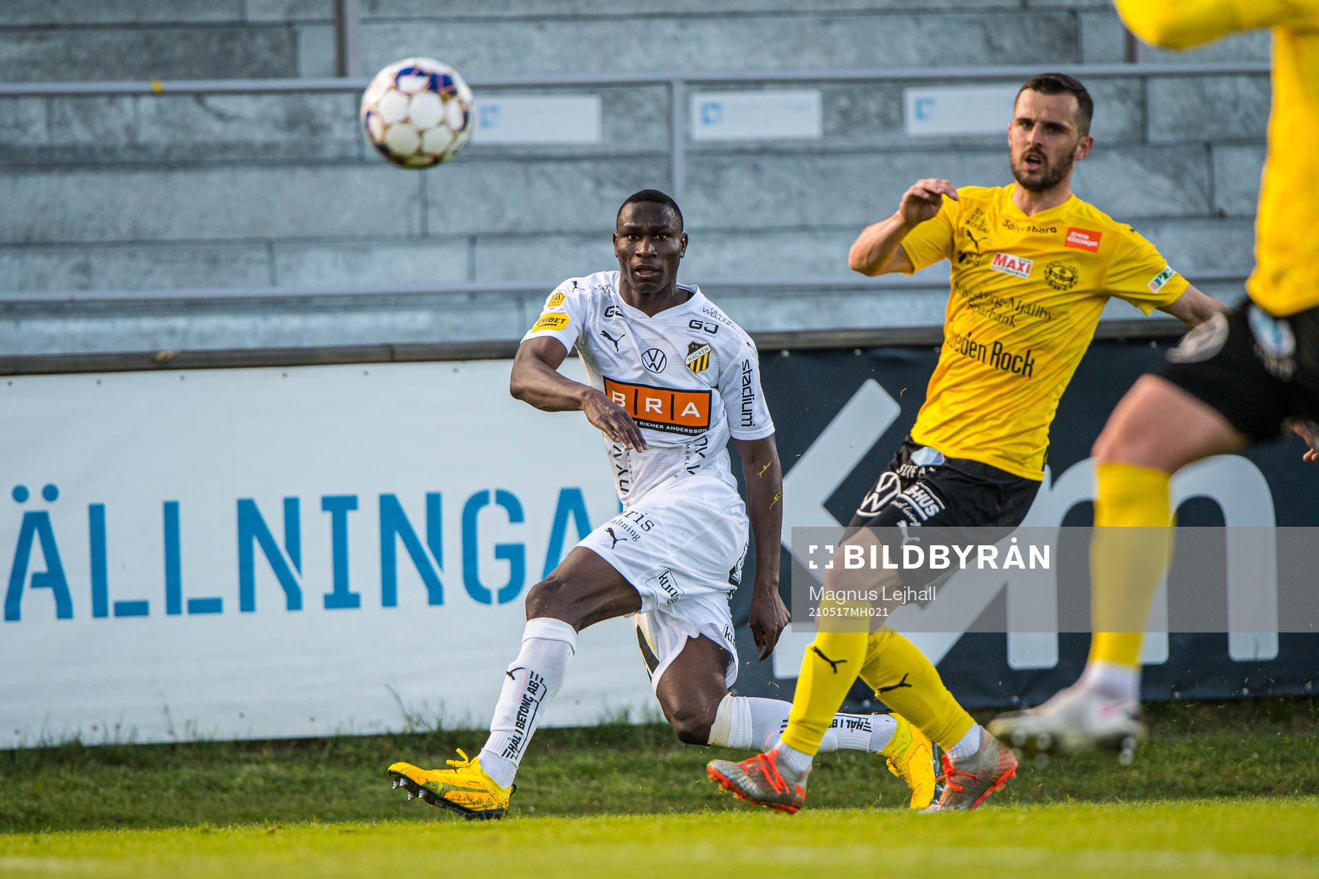 Häckens Godswill Ekpolo  och Mjällbys Kadir Hodzic