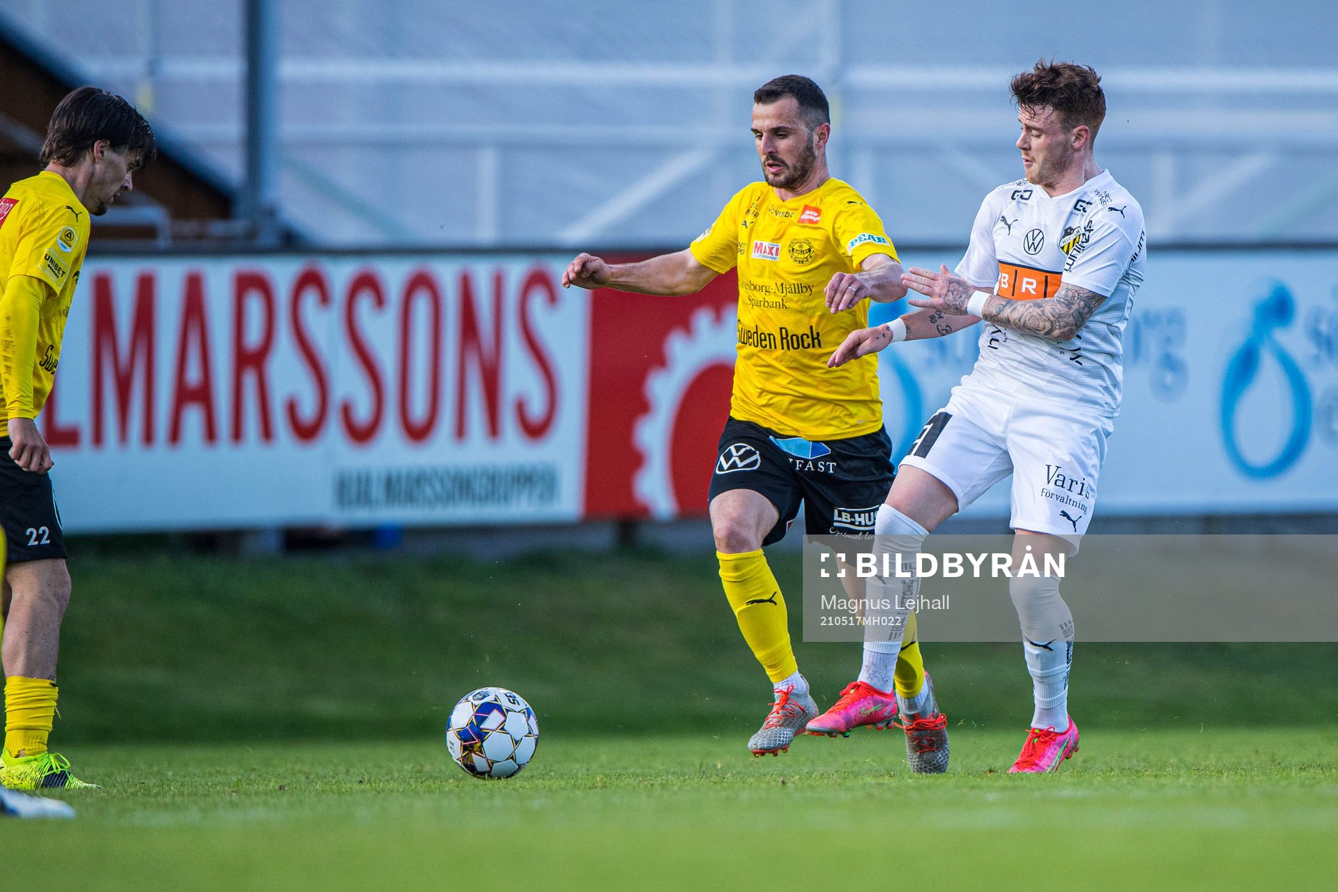 Mjällbys Kadir Hodzic  och Häckens Tobias Heintz