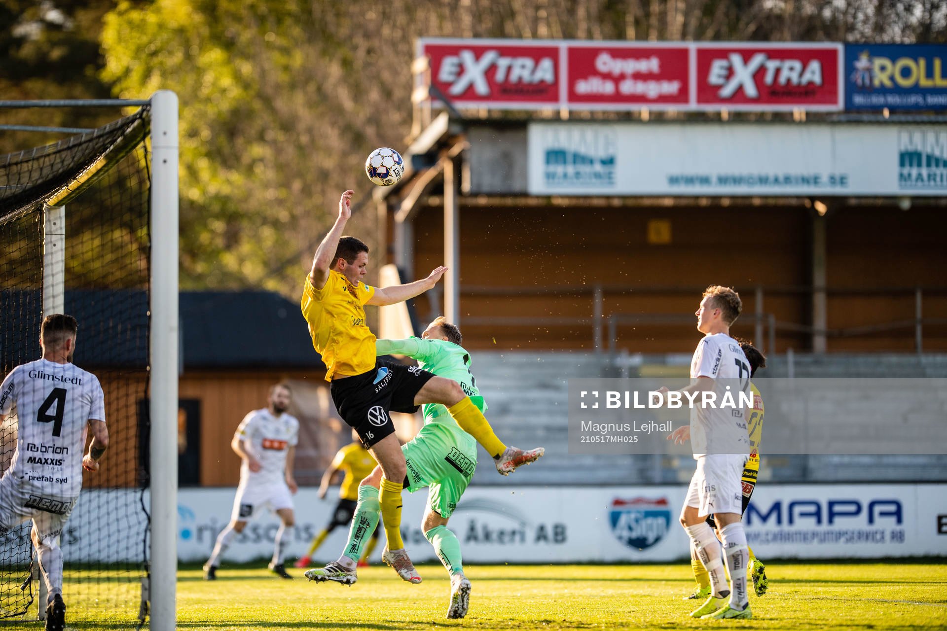 Mjällbys Jacob Bergström och Häckens målvakt Pontus