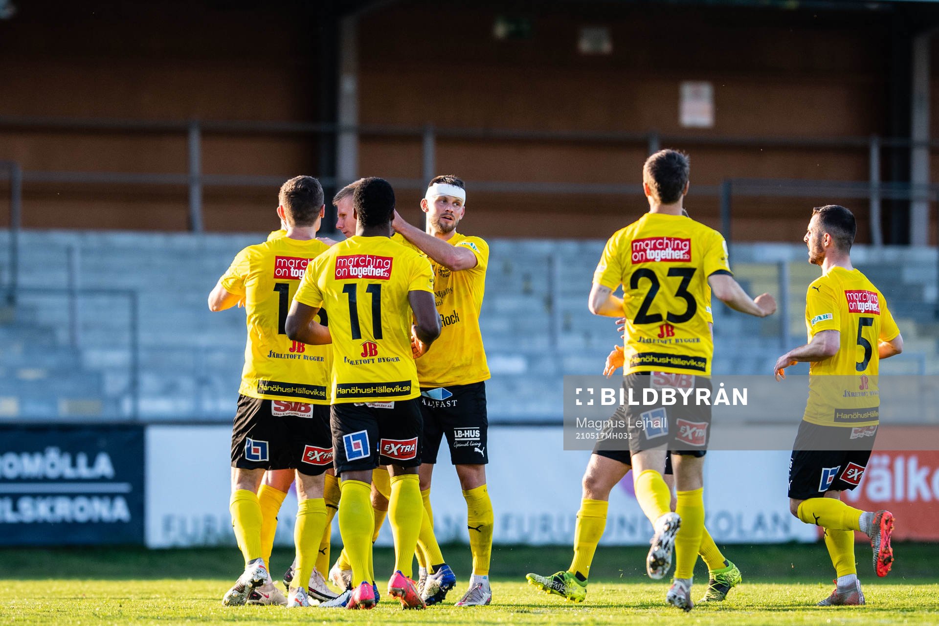 Mjällbys spelare jublar efter att Joel Nilsson gjort 1-1 under fotbollsmatchen i Allsvenskan mellan Mjällby och Häcken den 17 maj 2021 i Hällevik.