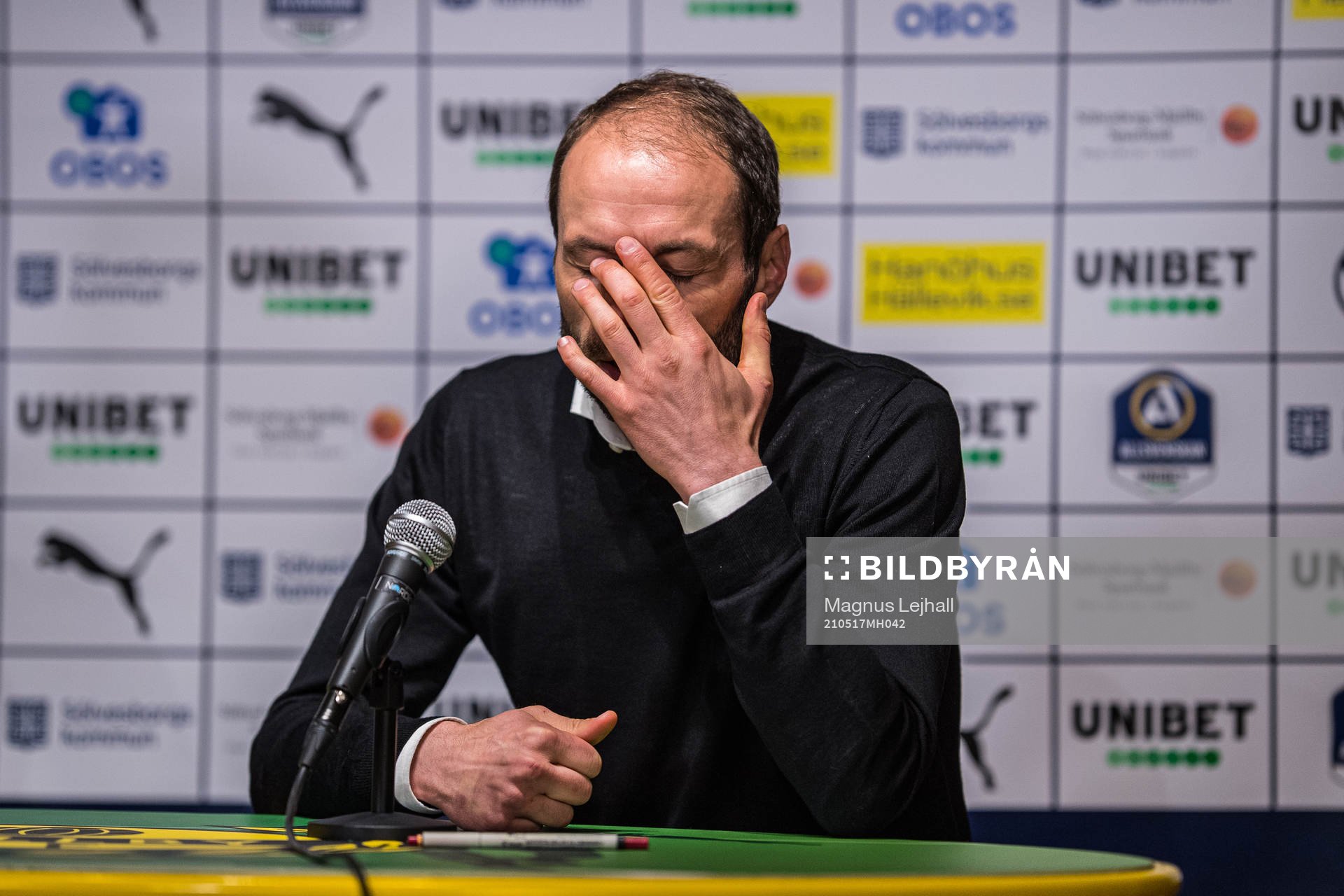 Häckens tränare Andreas Alm deppar