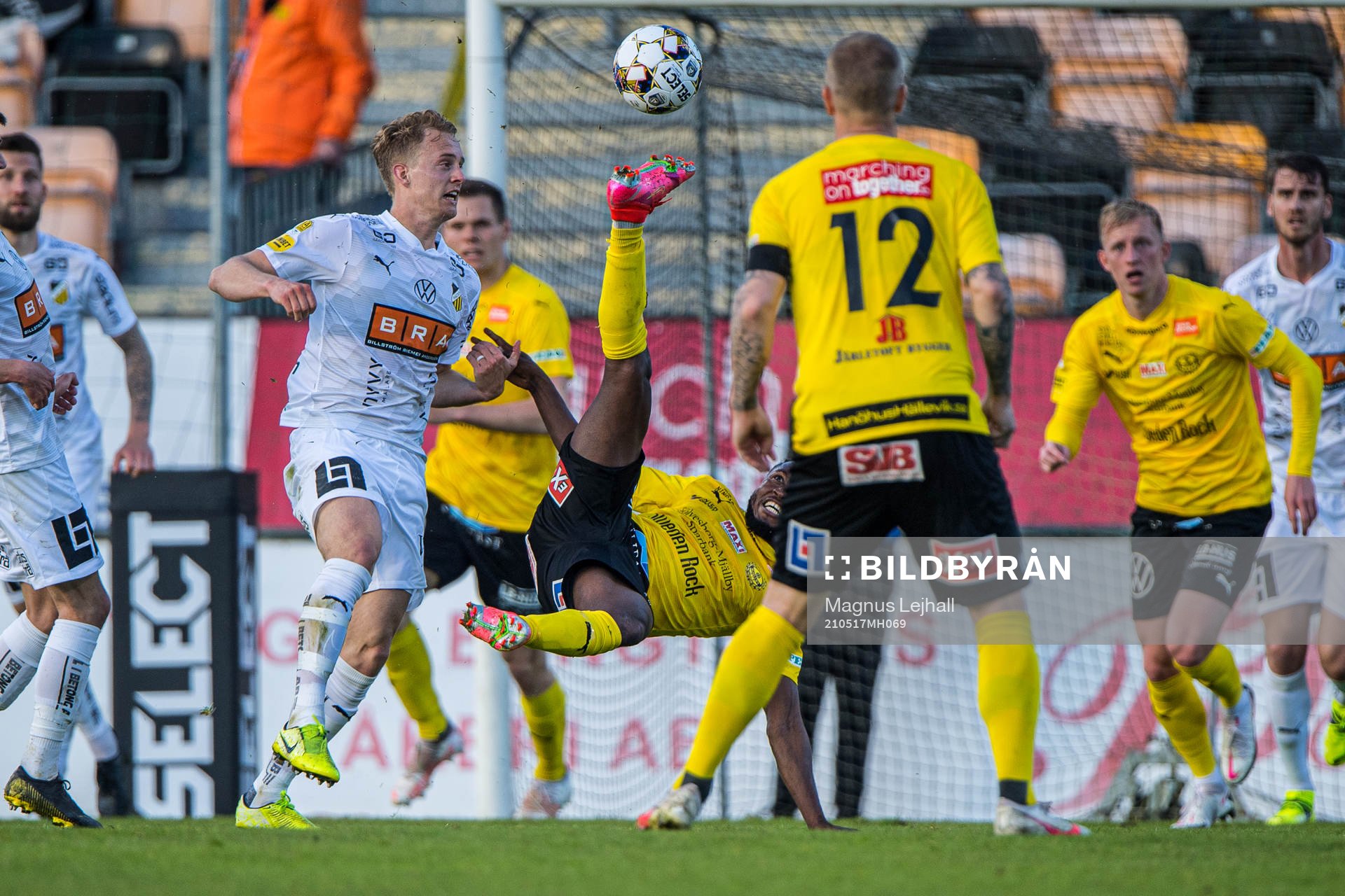 Häckens Gustav Berggren och Mjällbys Mamudu Moro