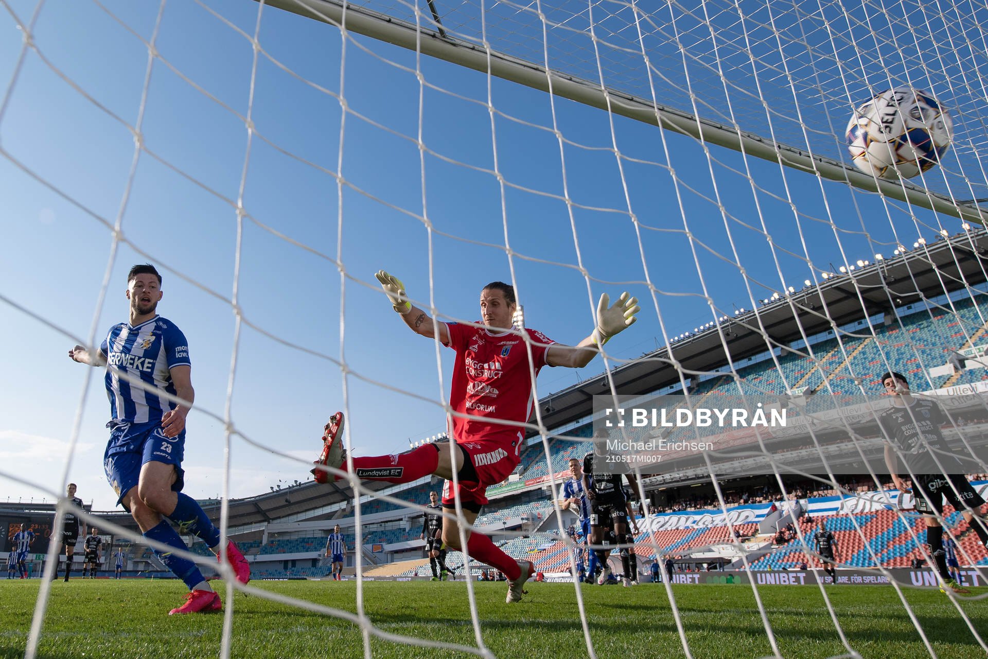 IFK Göteborgs Kevin Yakob gör 1-0 bakom Sirius målvakt