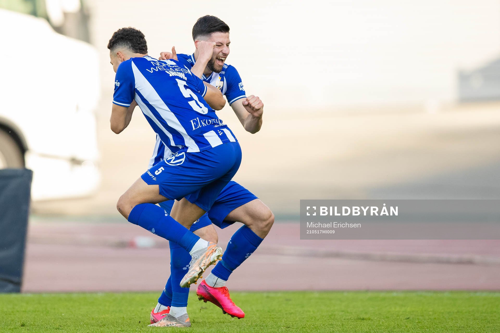 IFK Göteborgs Kevin Yakob jublar ihop med Alexander Jallow