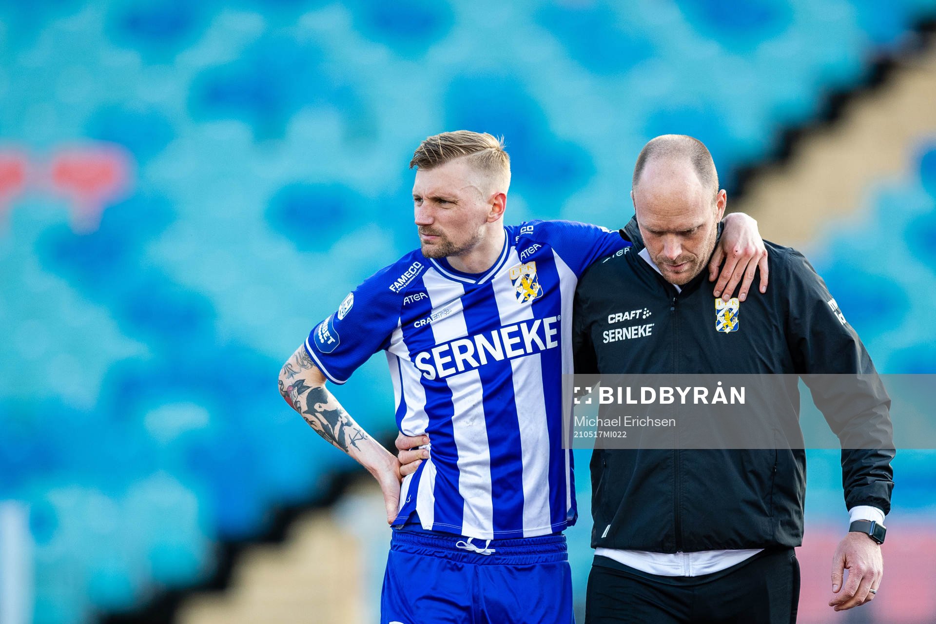 IFK Göteborgs Sebastian Eriksson lämnar planen