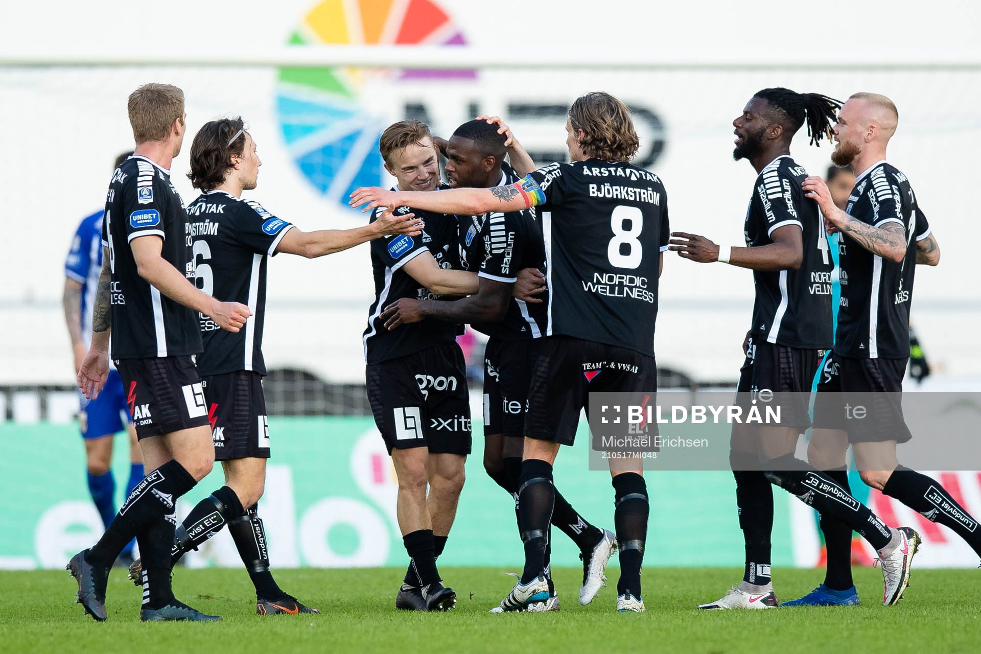 Sirius Christian Kouakou jublar med lagkamrater