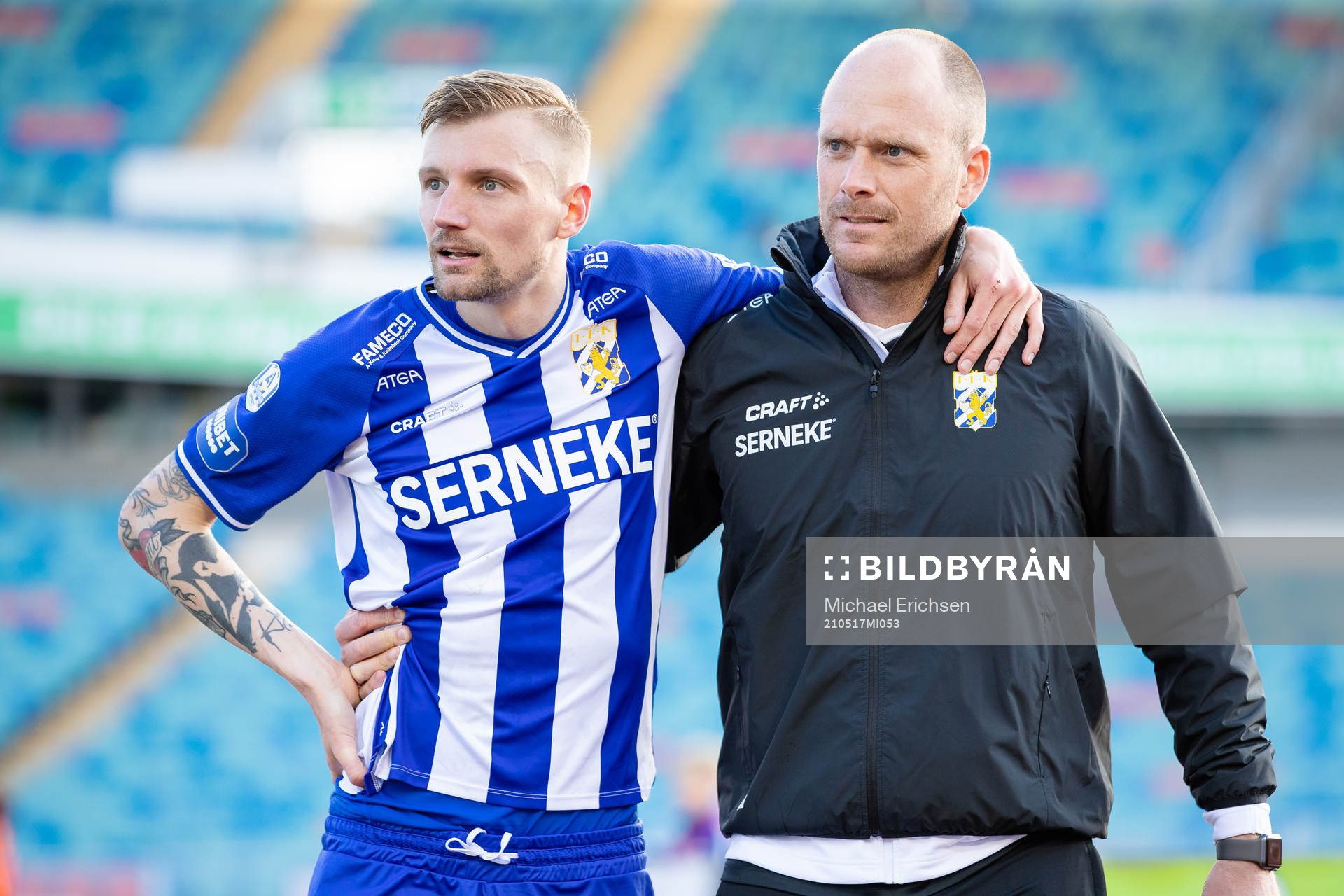 IFK Göteborgs Sebastian Eriksson får hjälp av planen av