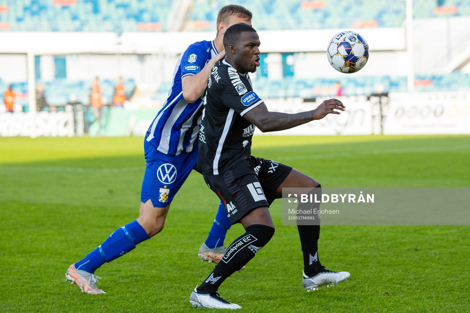 Sirius Christian Kouakou och IFK Göteborgs Jesper Tolinsson under fotbollsmatchen i Allsvenskan mellan IFK Göteborg och Sirius den 17 maj 2021 i Göteborg.