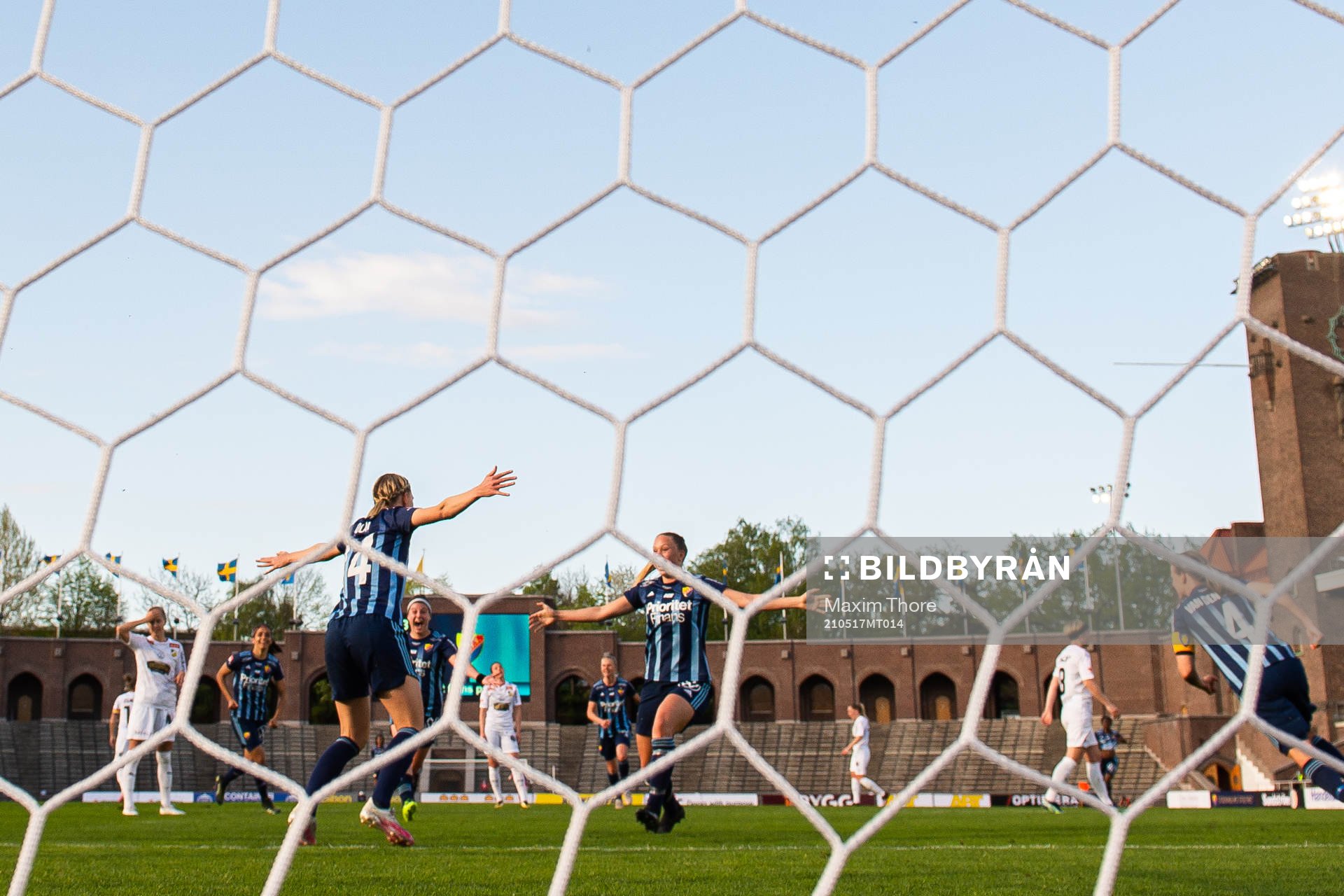 Djurgårdens Sara Olai jublar med lagkamrater