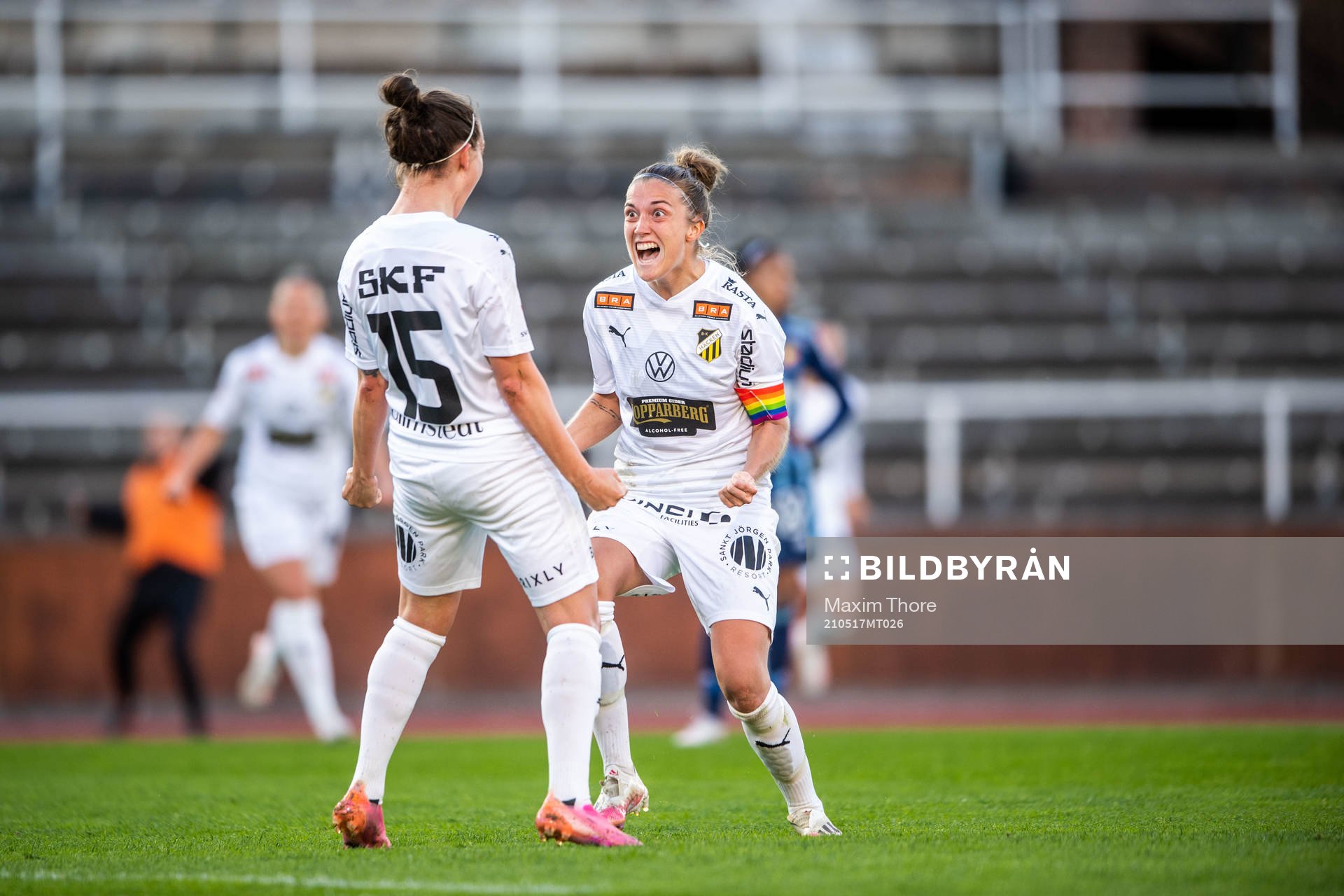 Häckens Julia Zigiotti Olme och Filippa Angeldahl  jublar