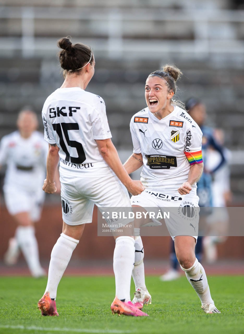Häckens Julia Zigiotti Olme och Filippa Angeldahl jublar
