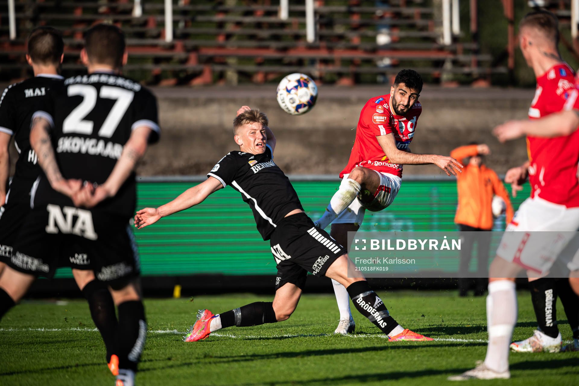 Örebros Dennis Collander och Degerfors Ferhad Ayaz under fotbollsmatchen i Allsvenskan mellan Degerfors och Örebro den 18 maj 2021 i Degerfors.
