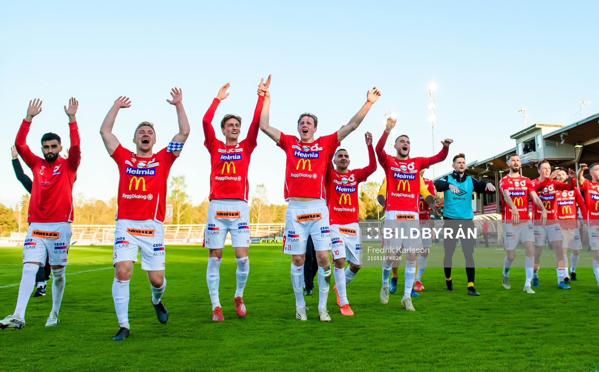 Degerfors spelare jublar och tackar publiken