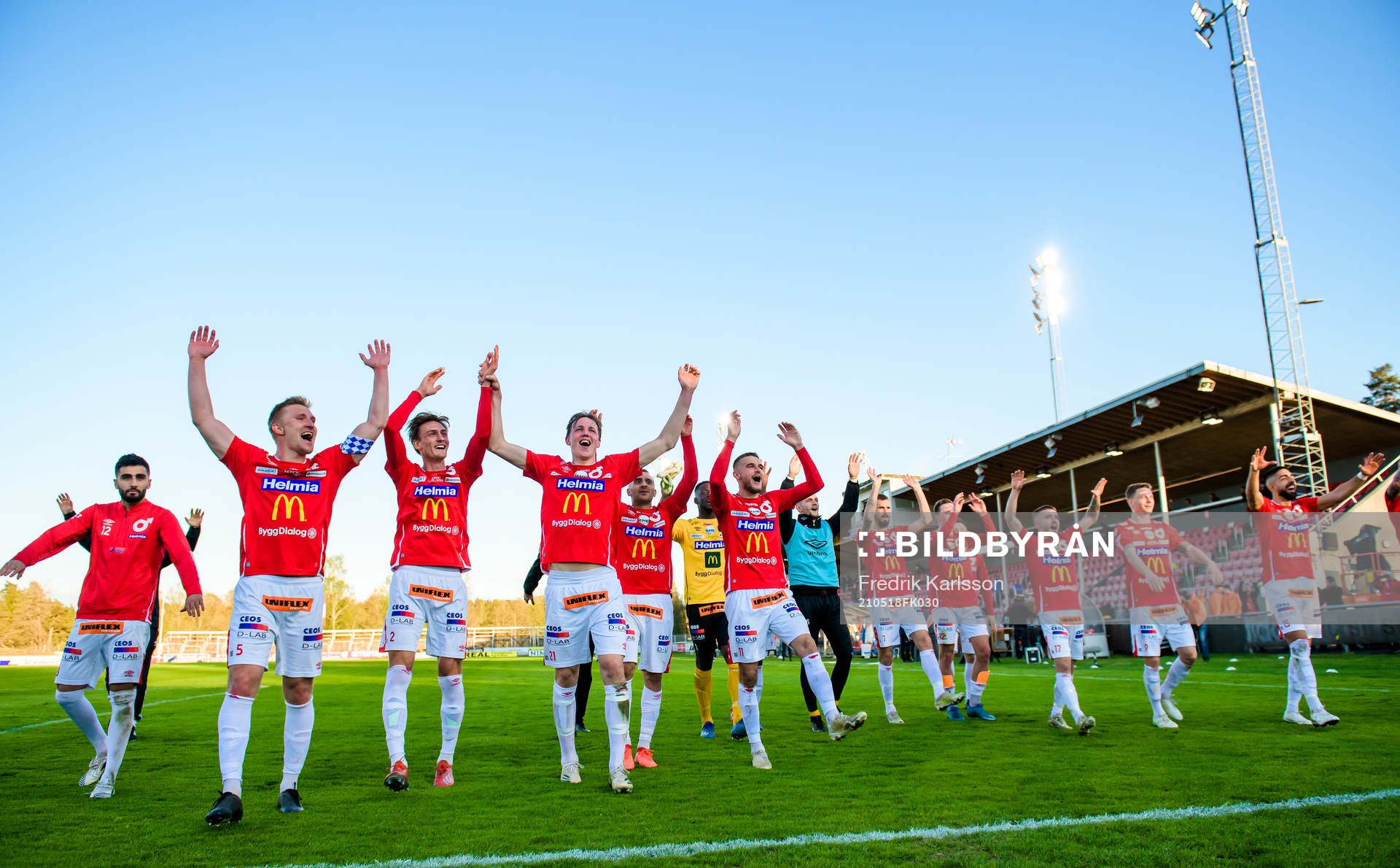 Degerfors spelare jublar och tackar publiken