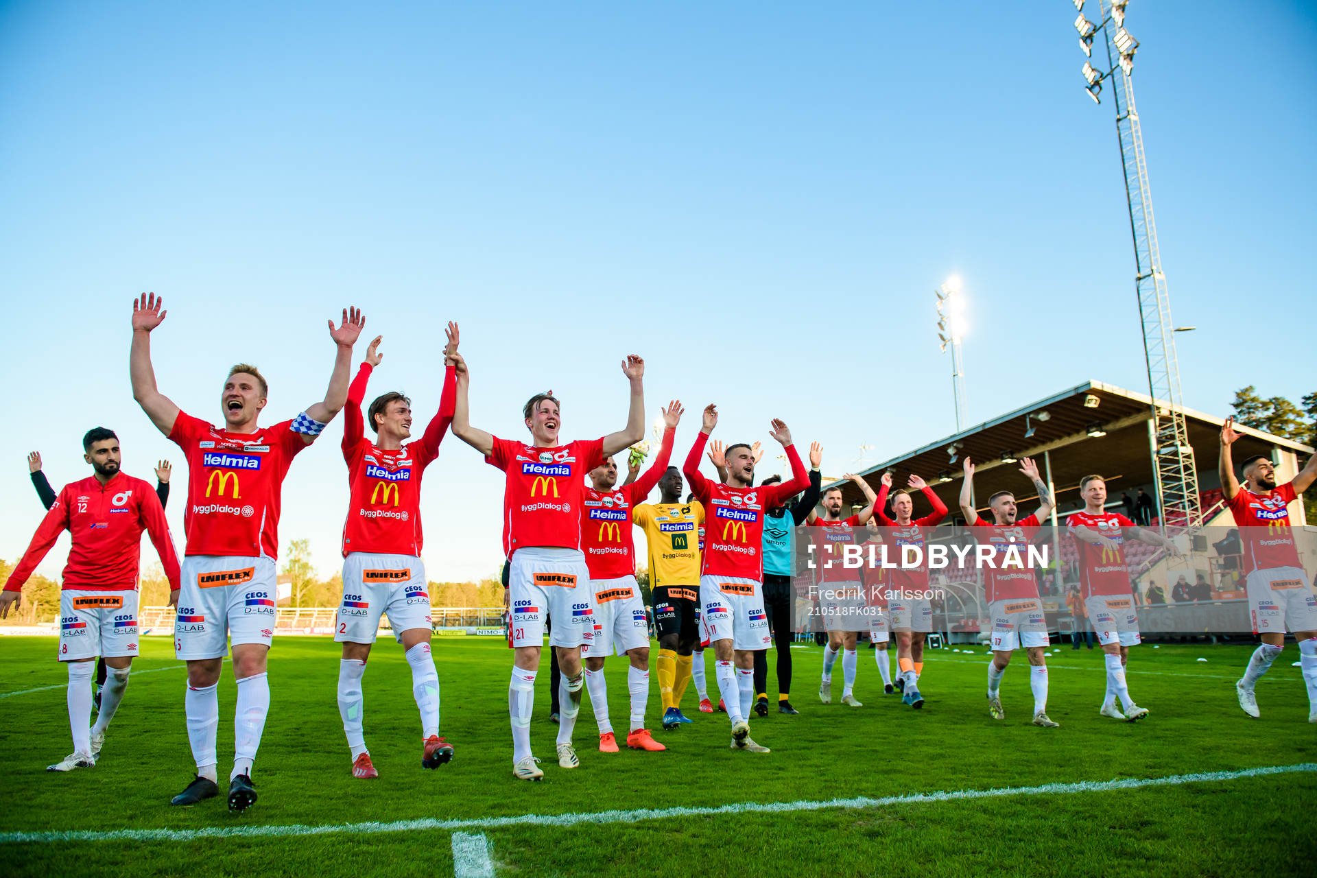 Degerfors spelare jublar och tackar publiken