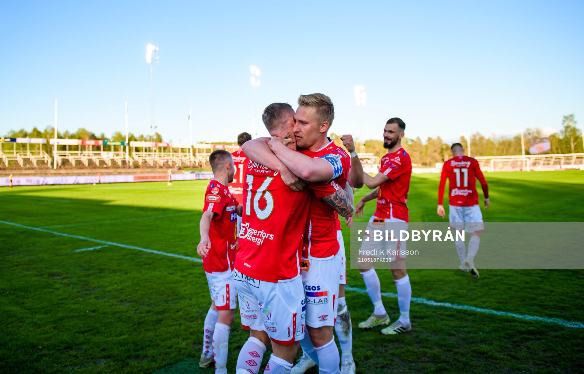 Degerfors Victor Edvardsen och Oliver Ekroth jublar