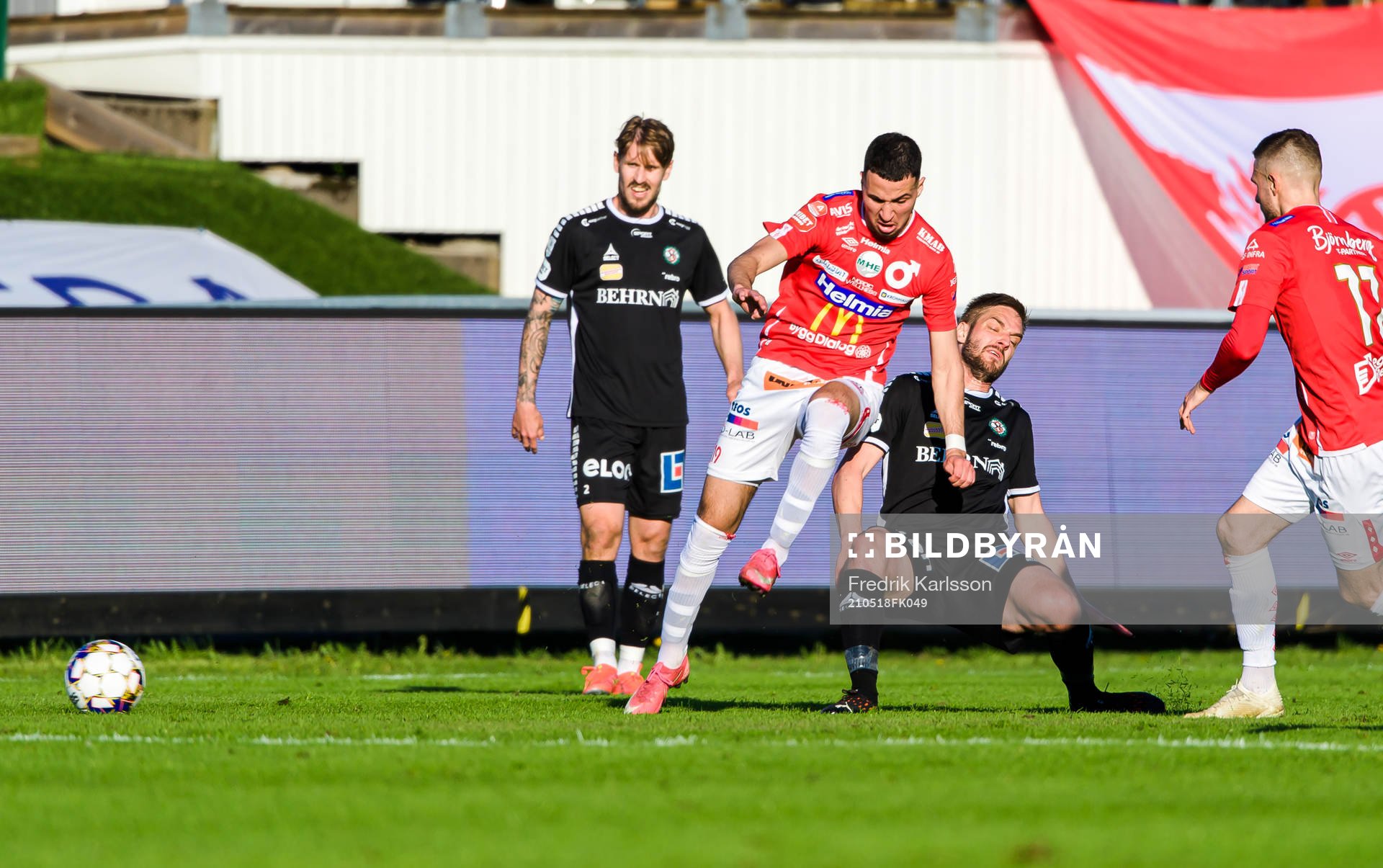 Degerfors Abdelrahman Saidi och Örebros Johan Mårtensson under fotbollsmatchen i Allsvenskan mellan Degerfors och Örebro den 18 maj 2021 i Degerfors.
