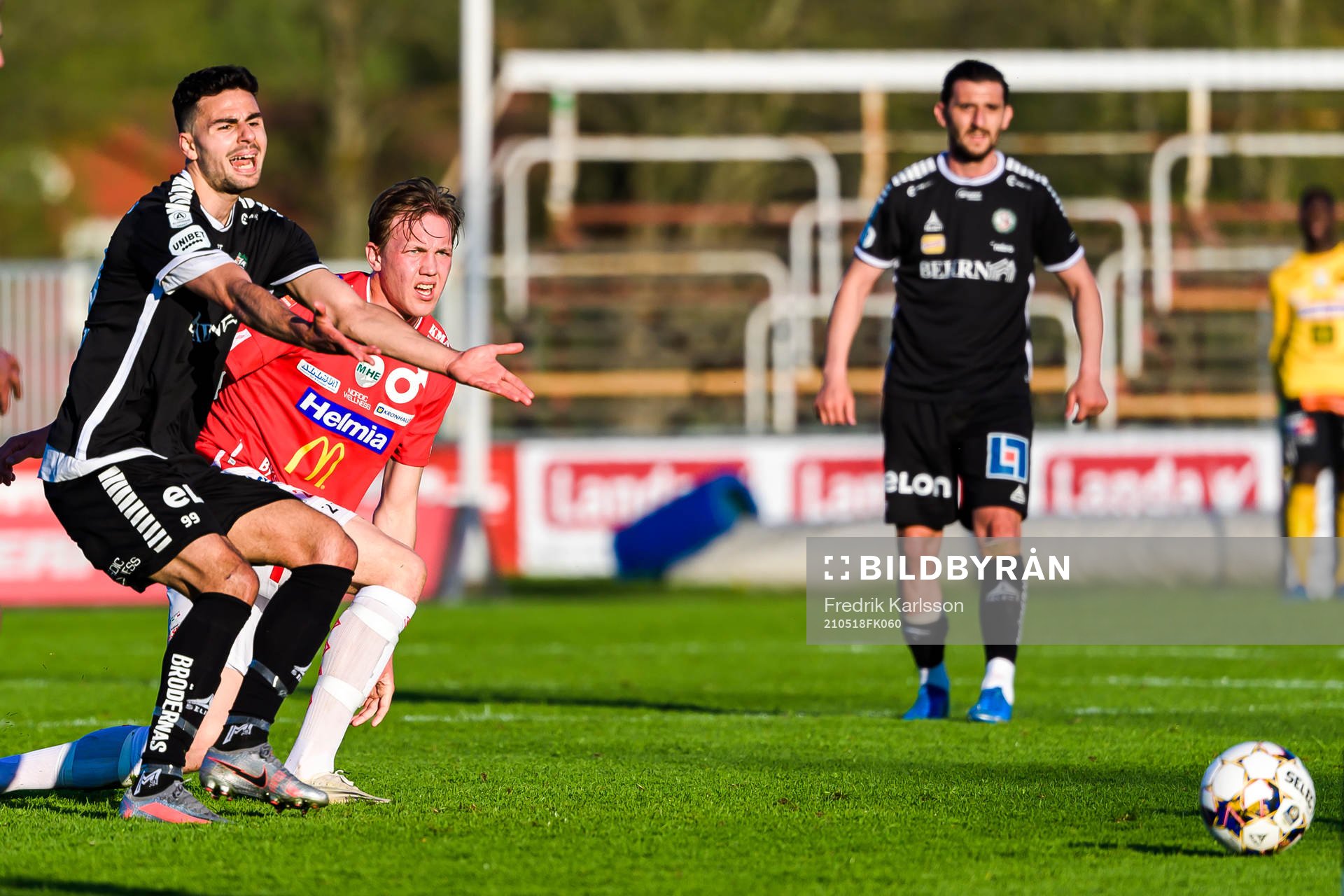 Örebros Deniz Hümmet och Degerfors Adam Carlén