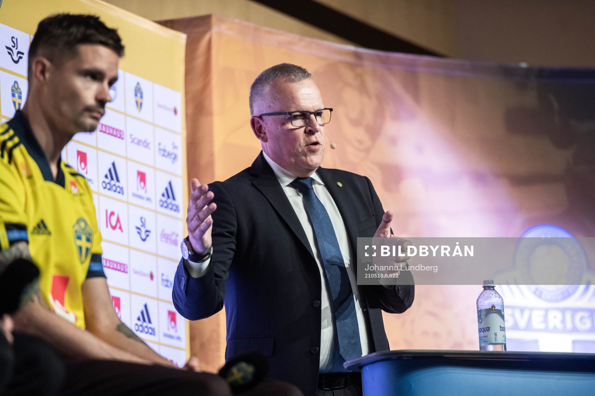 Mikael Lustig and head coach Janne Andersson of the Swedish