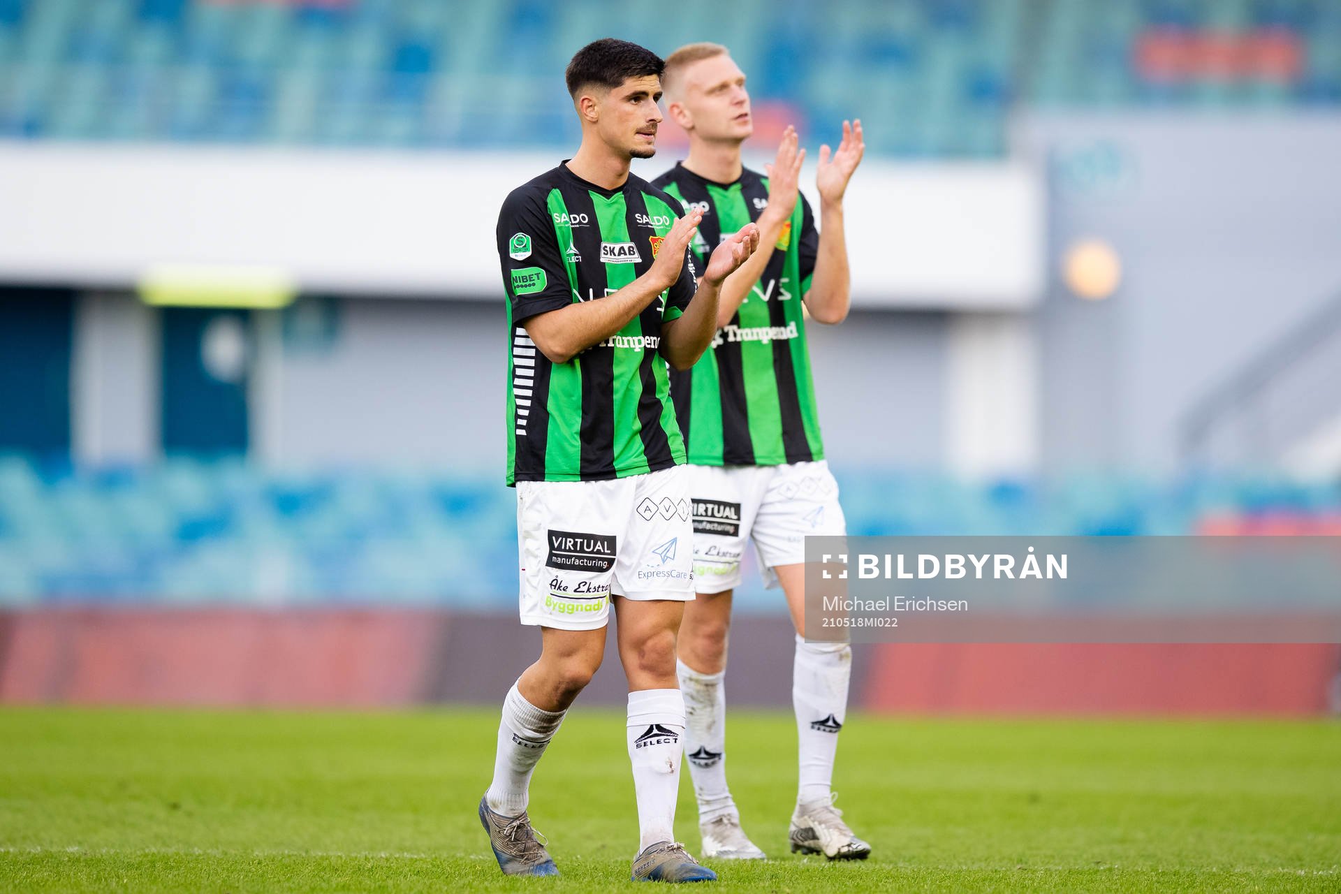 GAIS Emin Grozdanic och Joackim Åberg tackar åskådarna