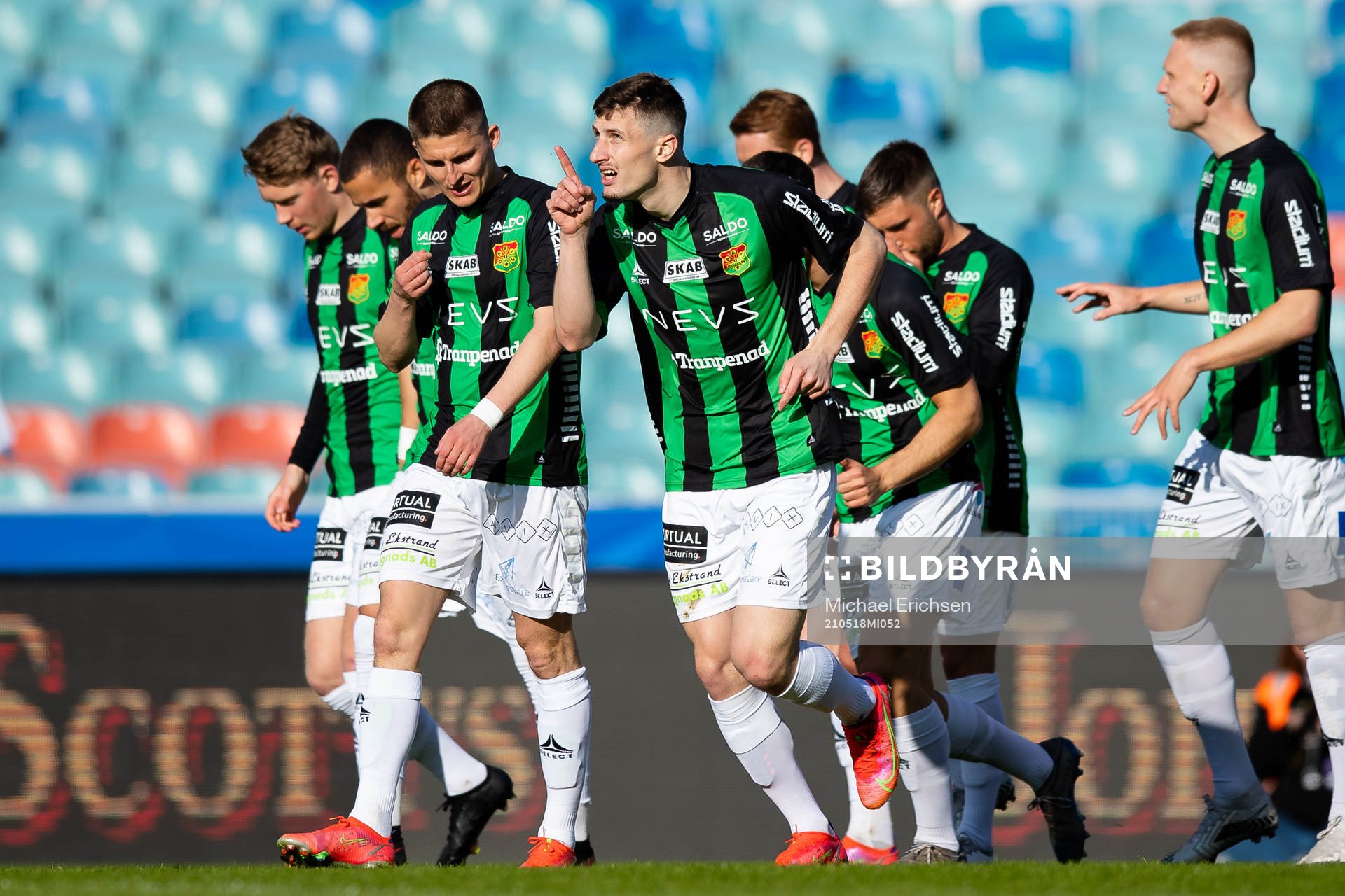 GAIS Adnan Maric jublar med lagkamrater