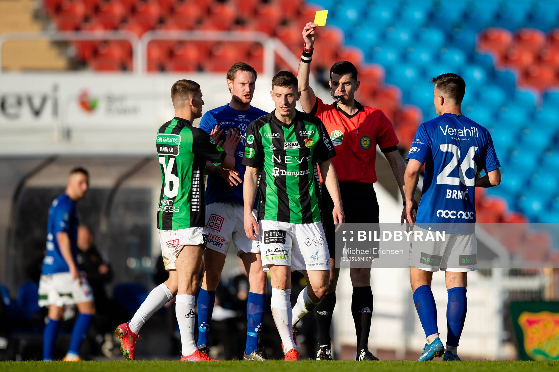 Domare Enzo Vesprini delar ut ett gult kort till GAIS Adnan