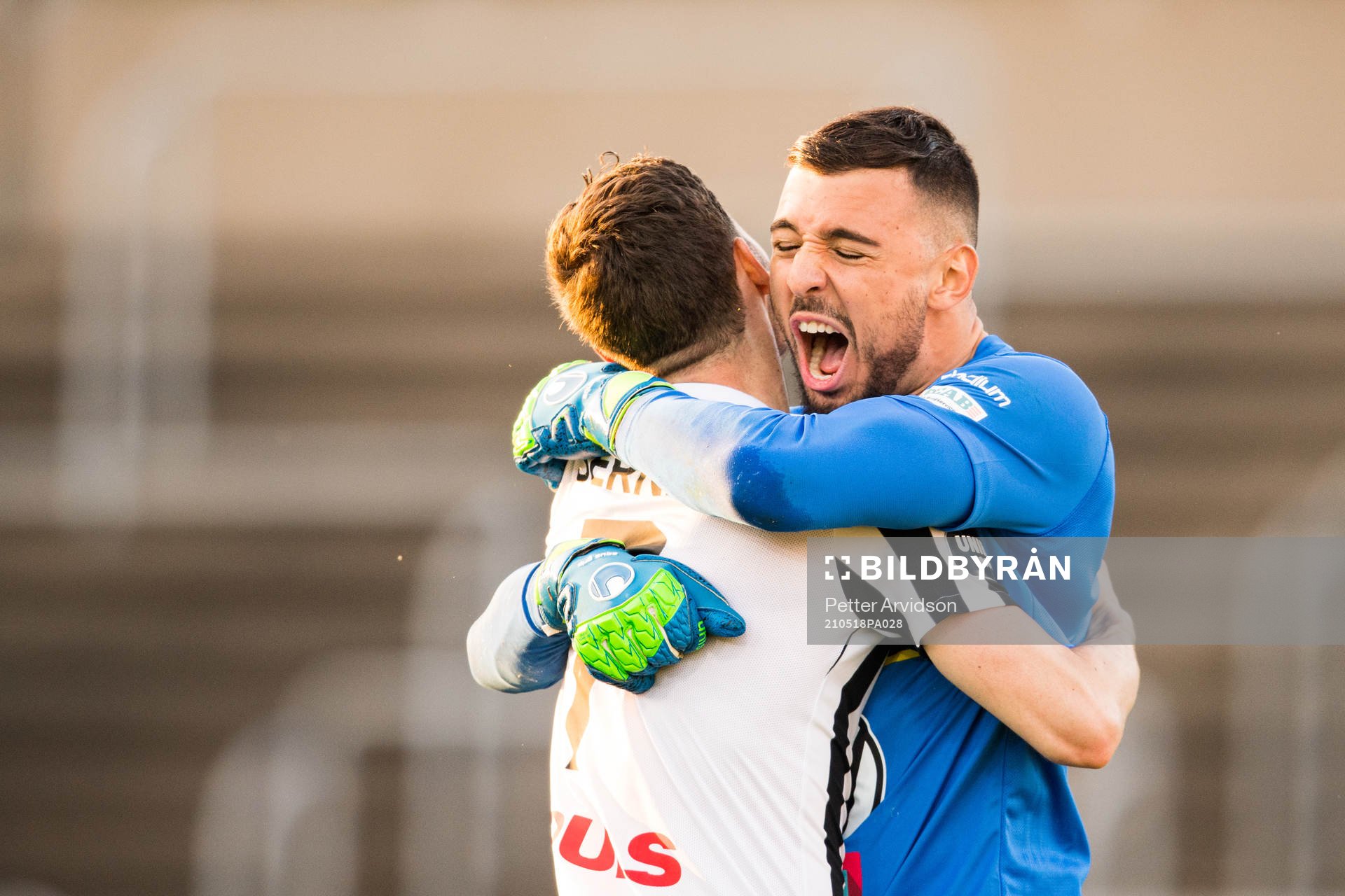 Landskronas målvakt Amr Kaddoura och Alexander Tkacz jublar efter fotbollsmatchen i Superettan mellan Landskrona och Falkenberg den 18 maj 2021 i Landskrona.
