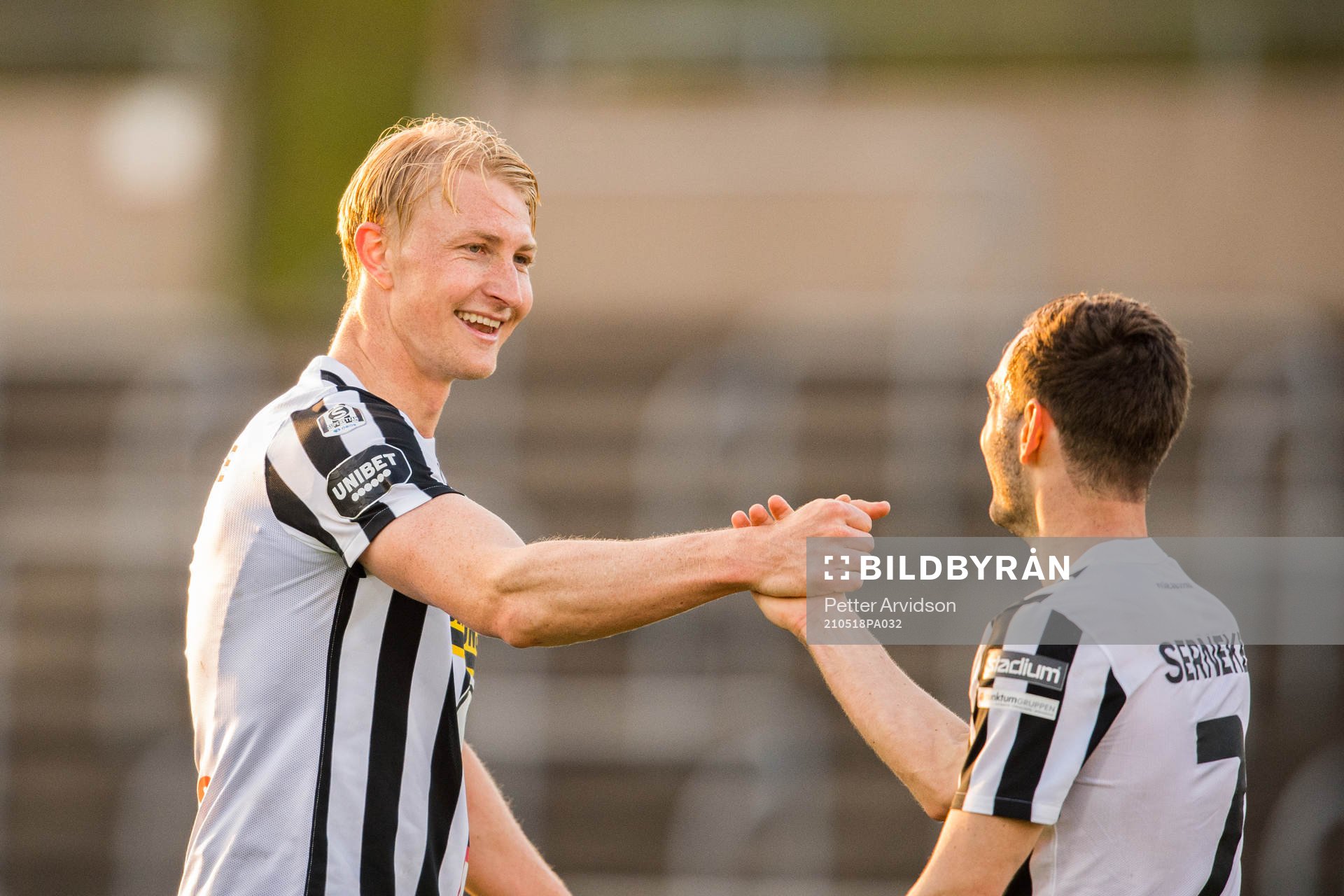 Landskronas Viktor Wihlstrand jublar med Alexander Tkacz
