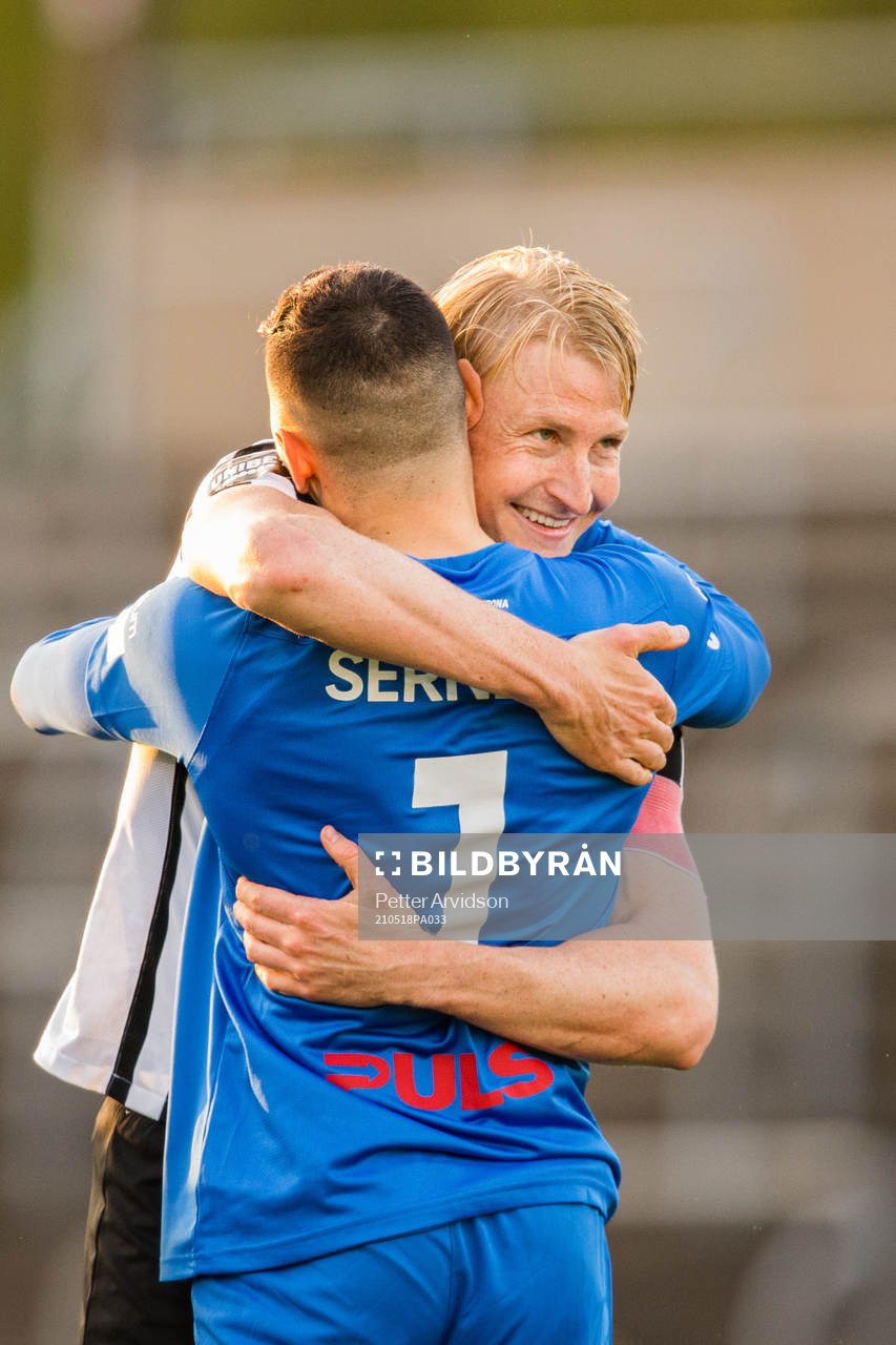 Landskronas Viktor Wihlstrand jublar med målvakt Amr