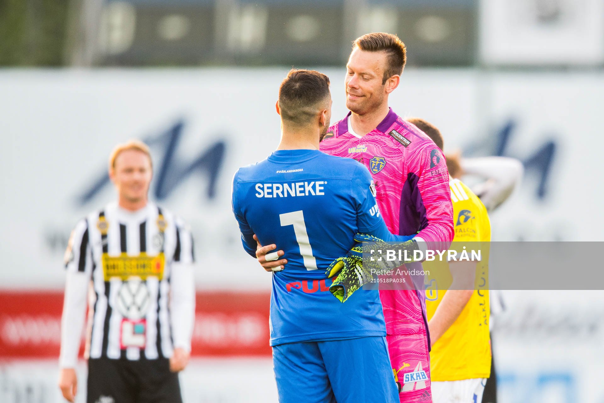 Falkenbergs målvakt Viktor Noring och Landskronas målvakt Amr Kaddoura efter fotbollsmatchen i Superettan mellan Landskrona och Falkenberg den 18 maj 2021 i Landskrona.