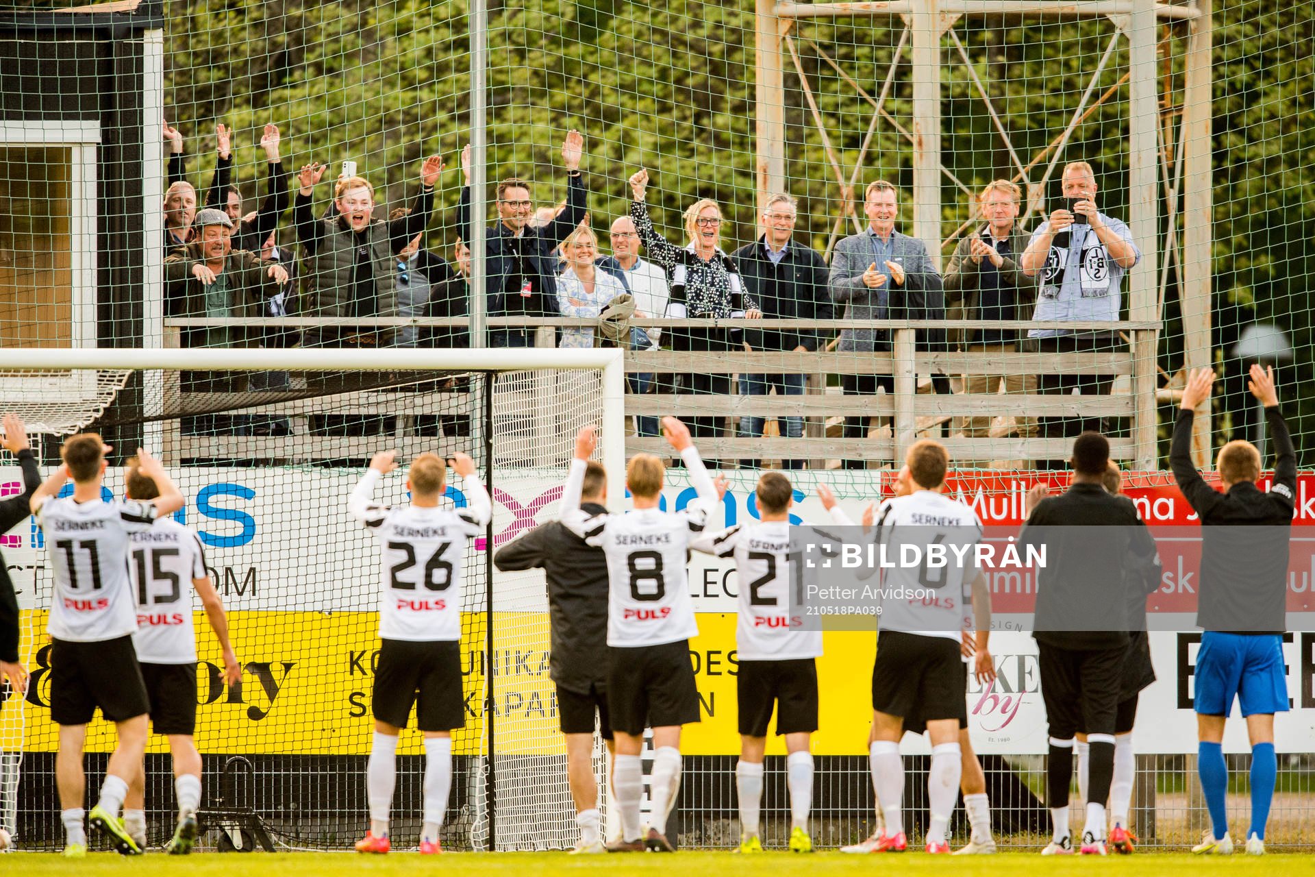 Landskronas spelare tackar sina supportrar