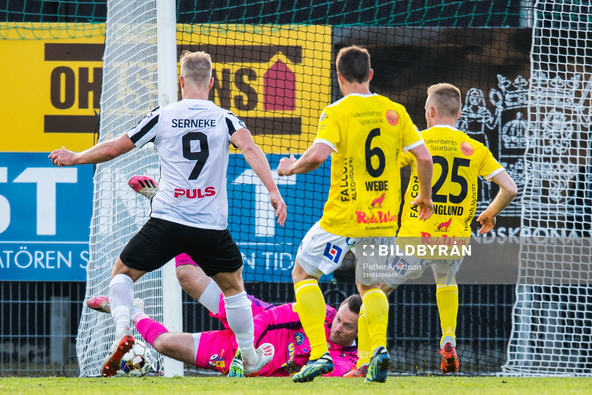 Landskronas Linus Olsson gör 2-1 mot Falkenbergs målvakt Viktor Noring under fotbollsmatchen i Superettan mellan Landskrona och Falkenberg den 18 maj 2021 i Landskrona.