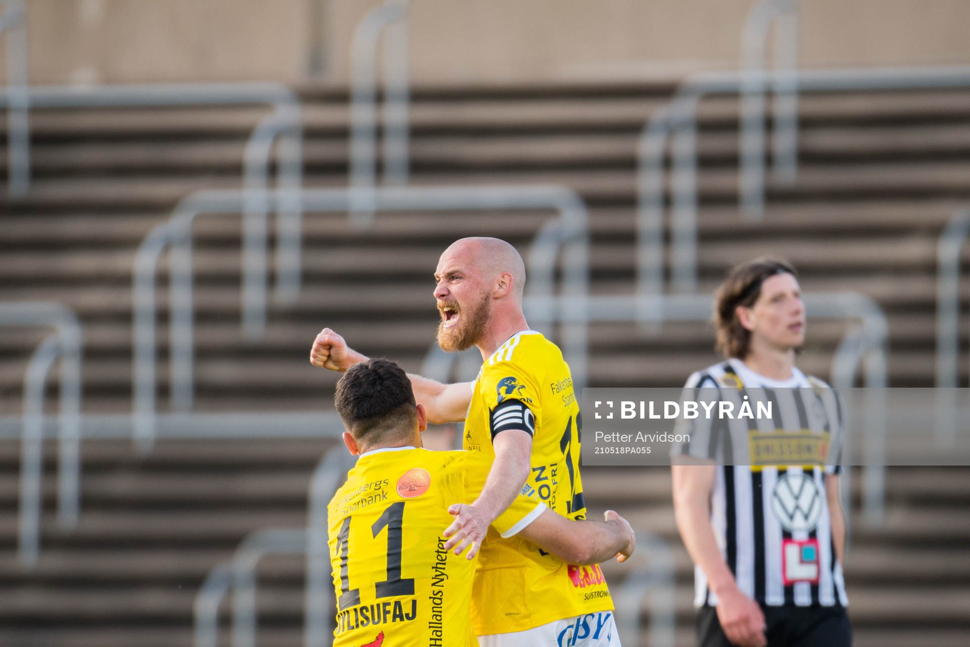 Falkenbergs Christoffer Carlsson jublar med Edi Sylisufaj