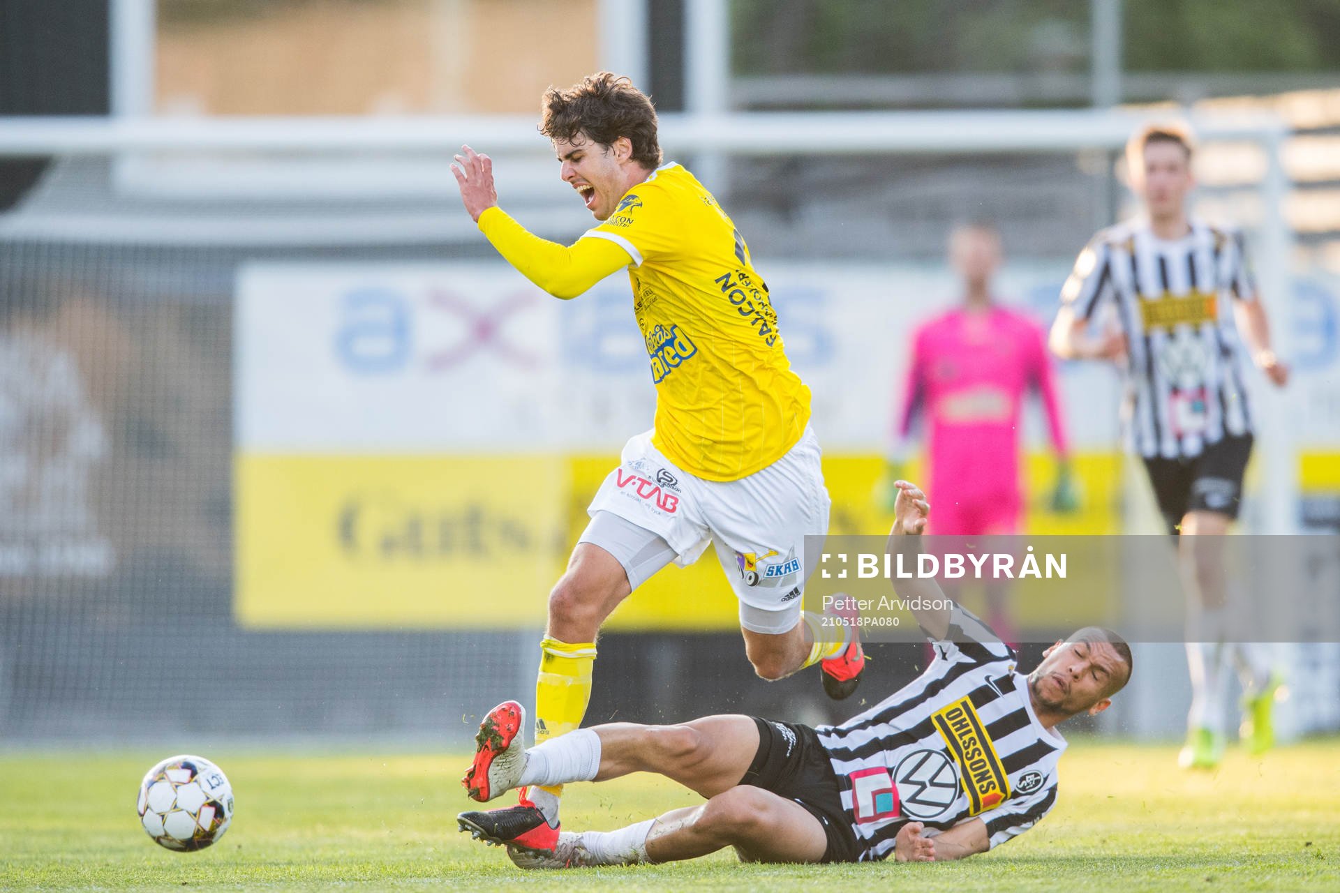 Falkenbergs Matthew Garbett tacklas av Landskronas Sumar