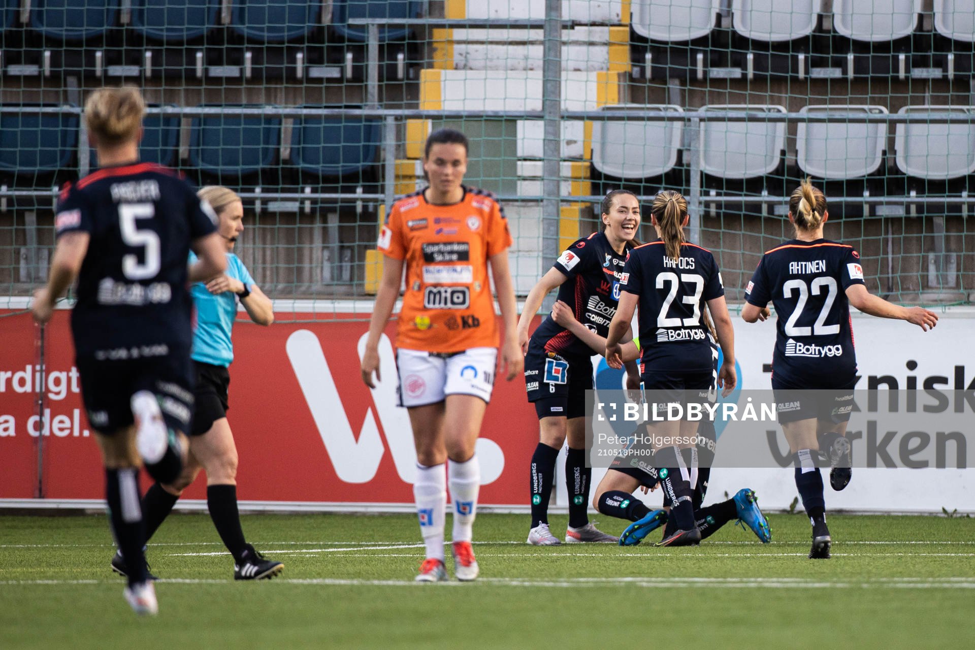Linköpings Frida Leonhardsen Maanum jublar med lagkamrater