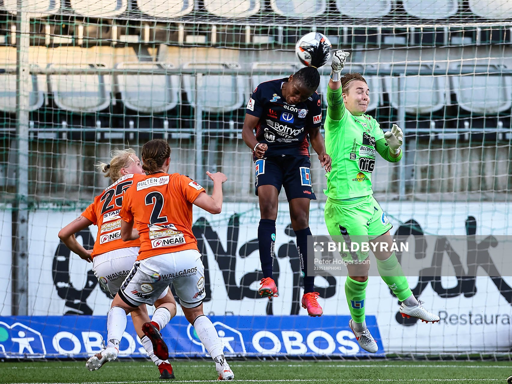 Linköpings Uchenna Grace Kanu och Kristianstads målvakt