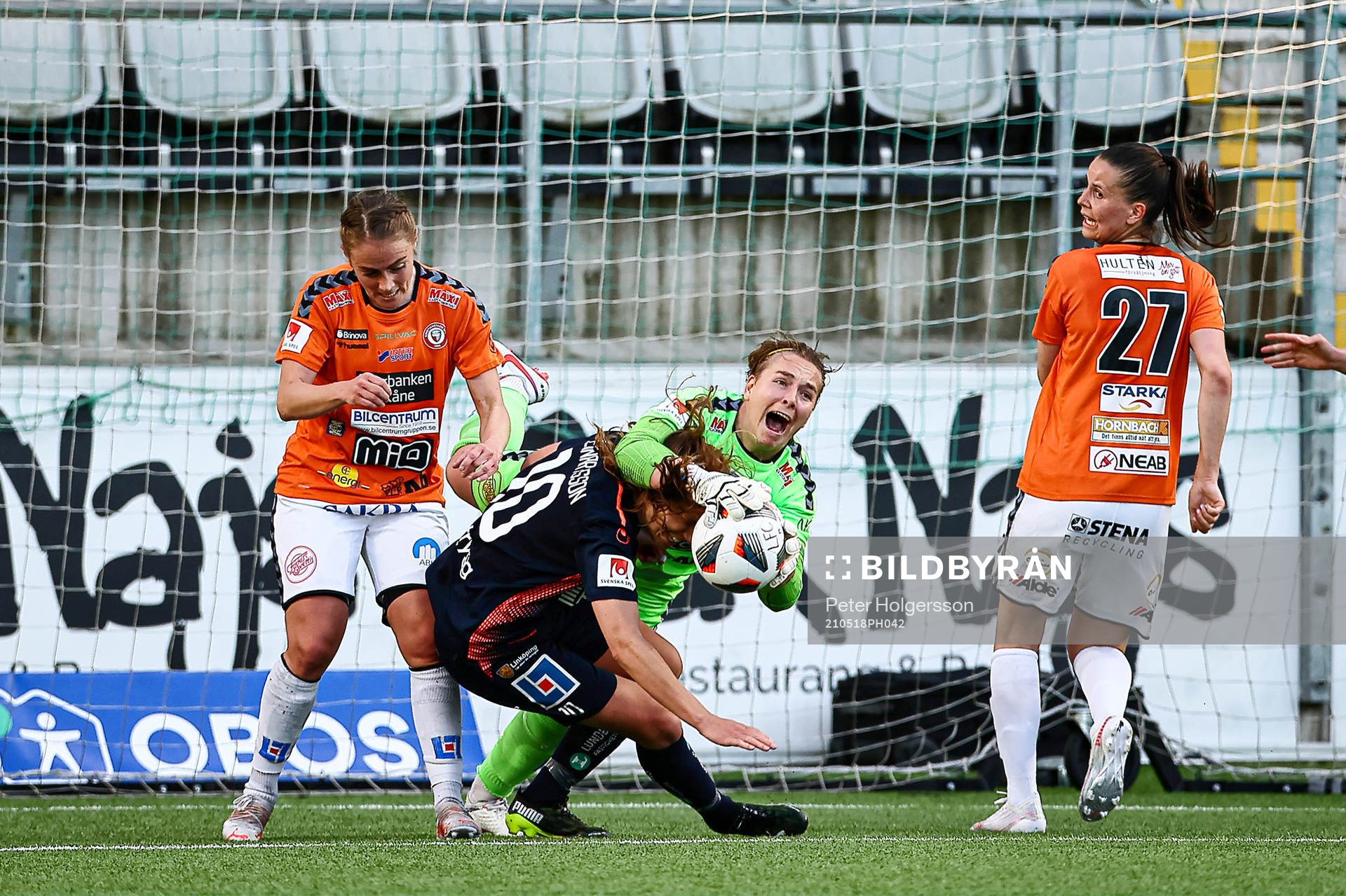 Linköpings Emma Lennartsson och Kristianstads målvakt