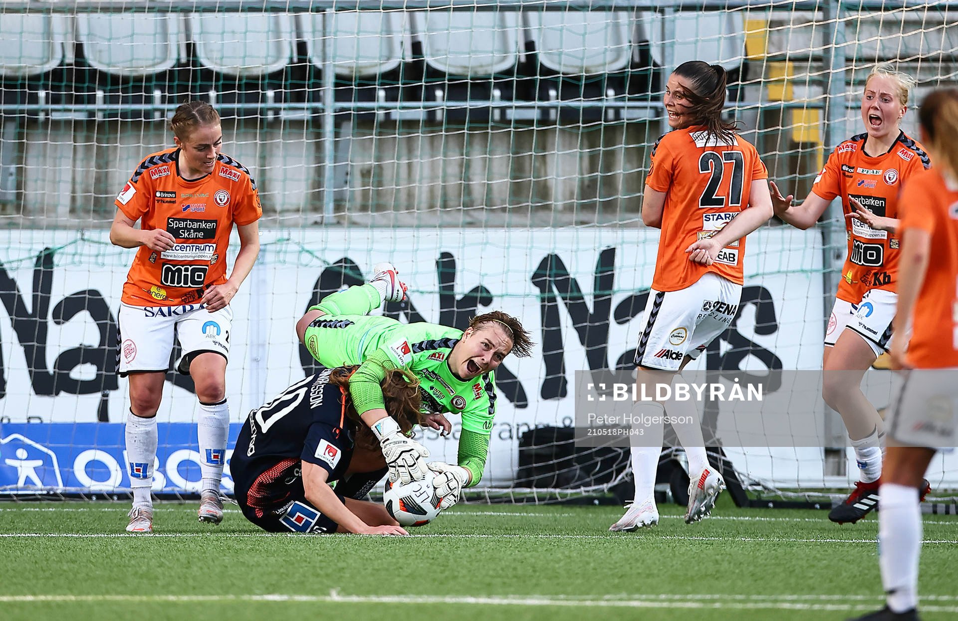 Linköpings Emma Lennartsson och Kristianstads målvakt