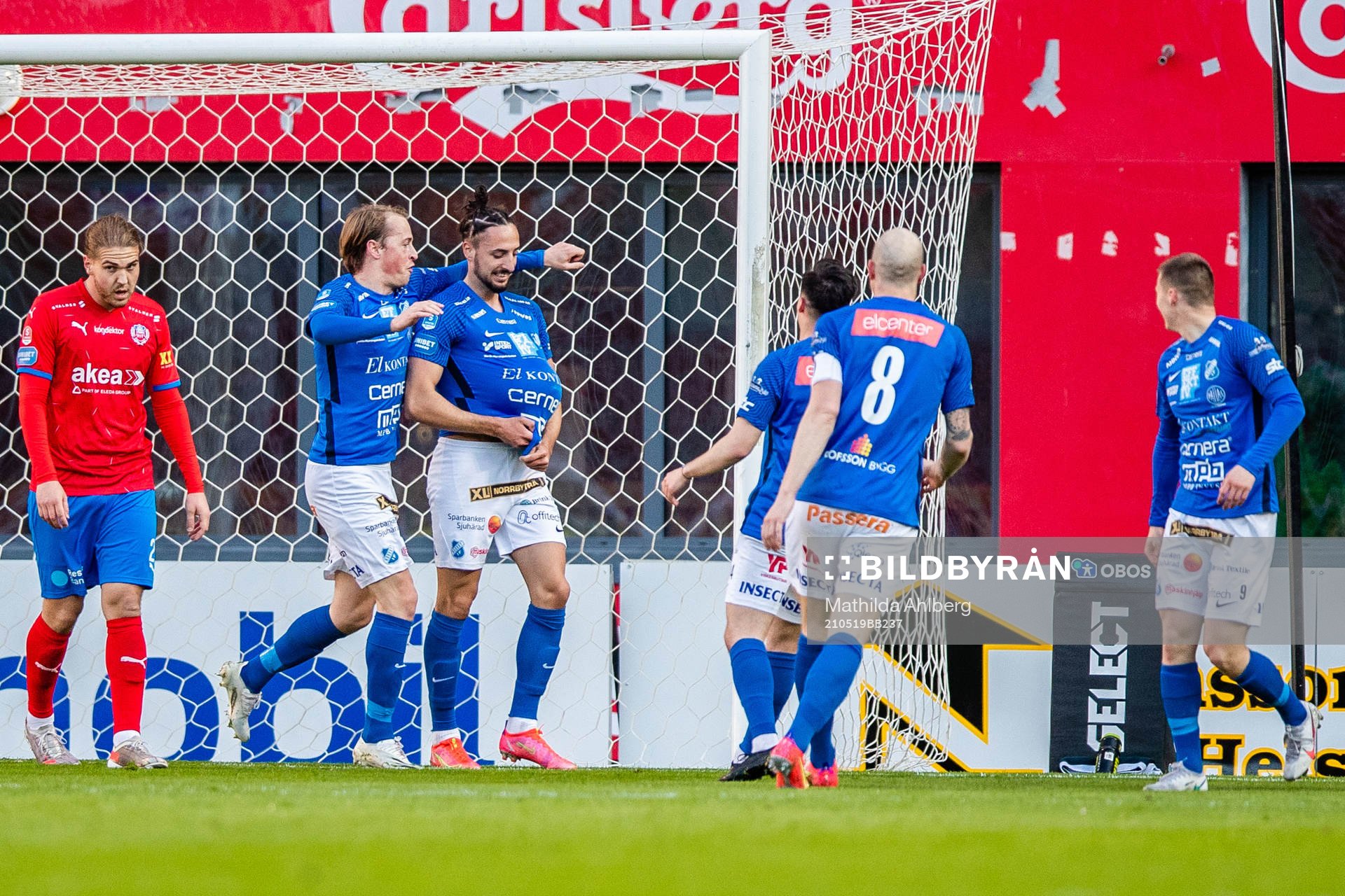 Norrbys Dijan Vukojevic jublar med lagkamrater samtidigt