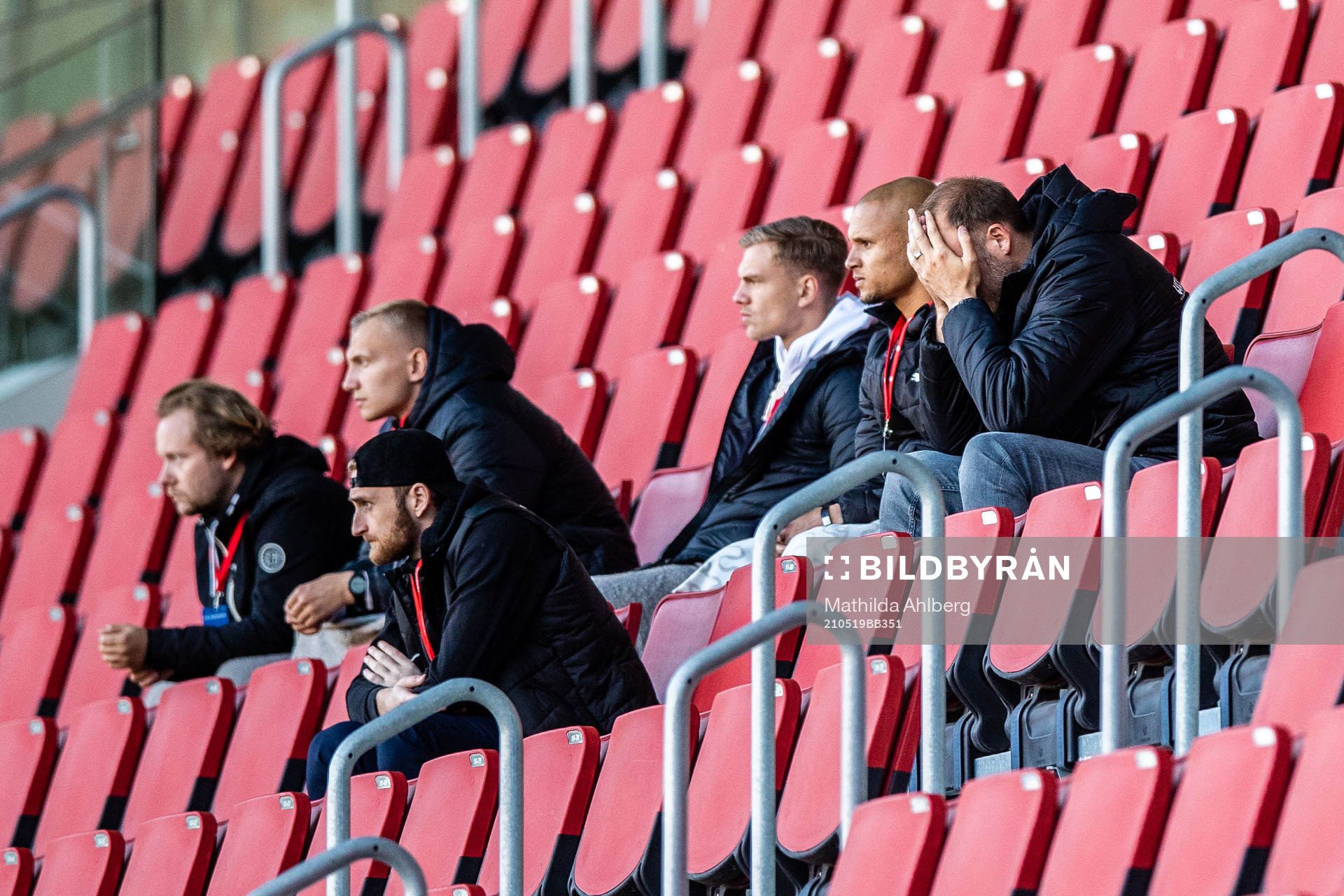 Helsingborgs Andreas Granqvist (t.h) deppar på läktaren