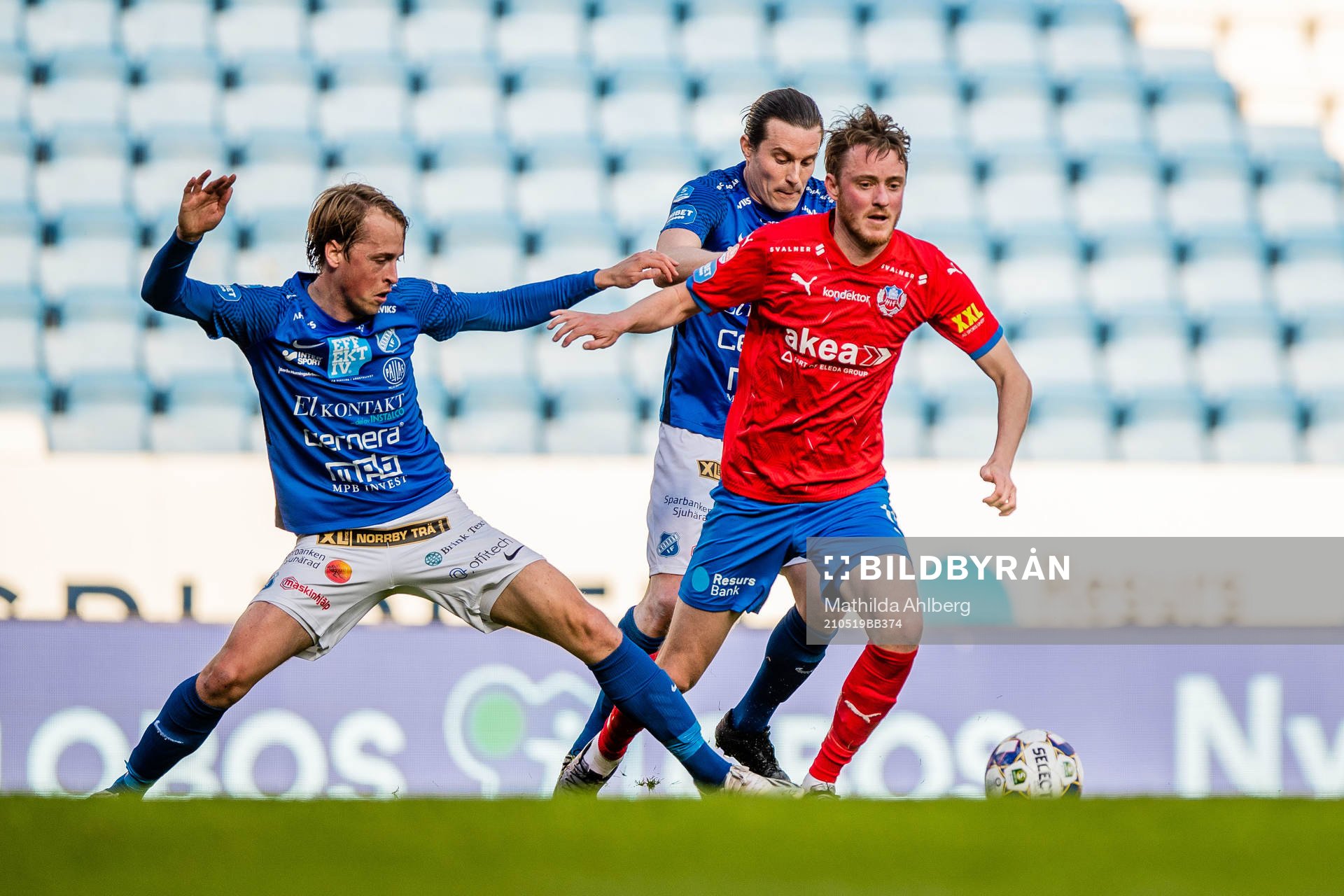 Norrbys Robin Strömberg och Nino Osmanagic i duell med Helsingborgs Rasmus Jönsson under fotbollsmatchen i Superettan mellan Helsingborg och Norrby den 19 maj 2021 i Helsingborg.