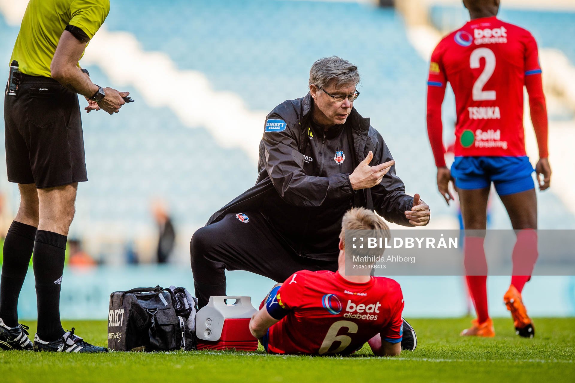 Helsingborgs Andreas Landgren undersöks av head of medical