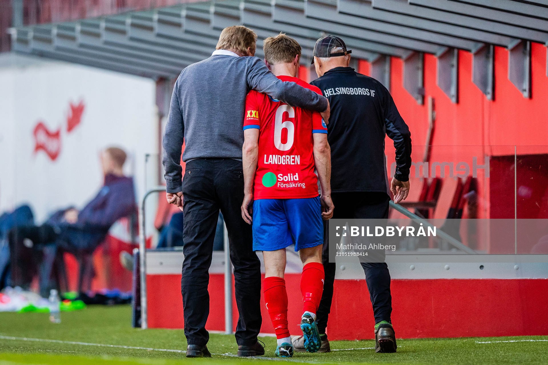 Helsingborgs tränare Jörgen Lennartsson kramar om Andreas