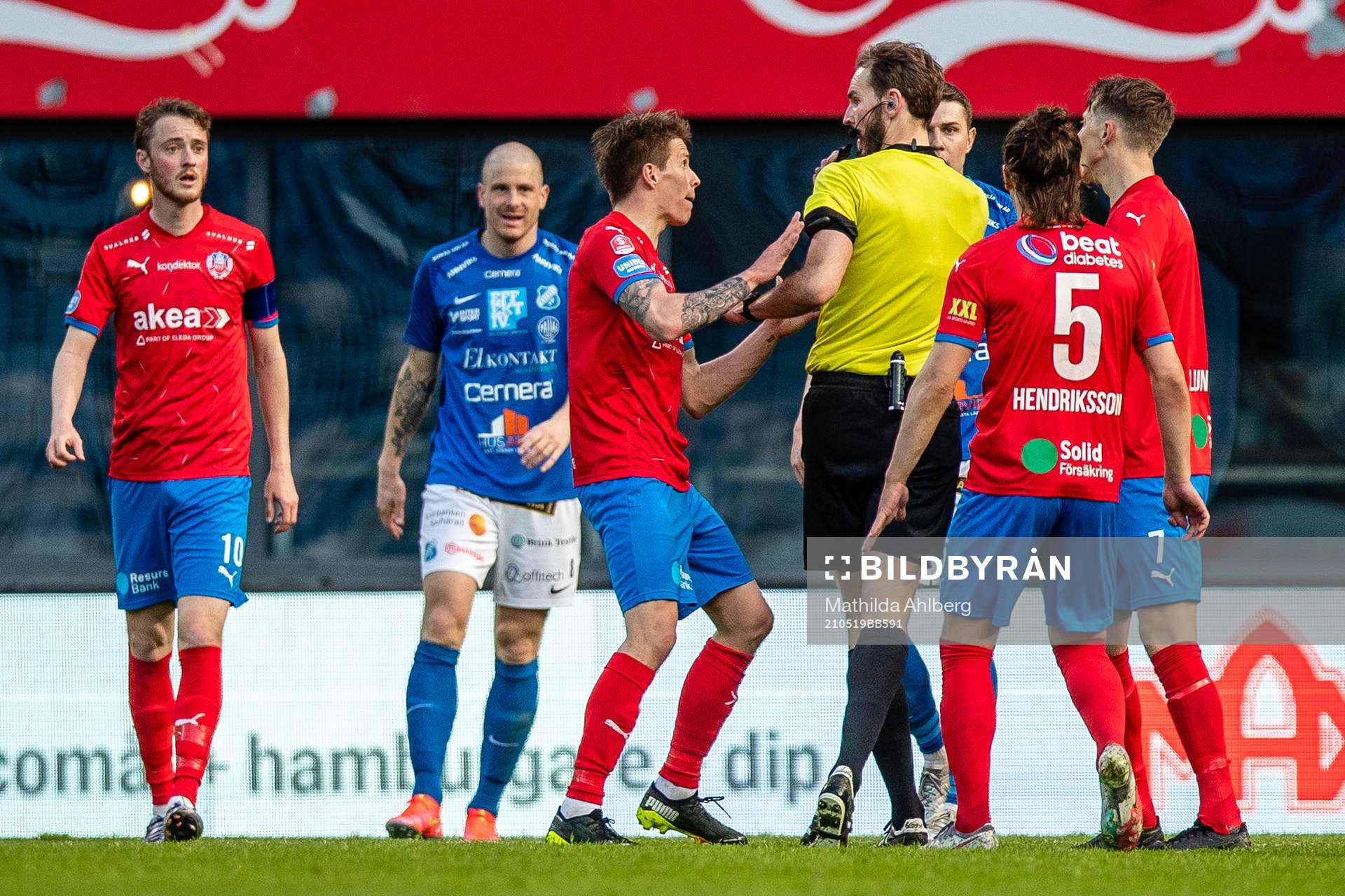 Helsingborgs Bödvar Bödvarsson i diskussion med domare