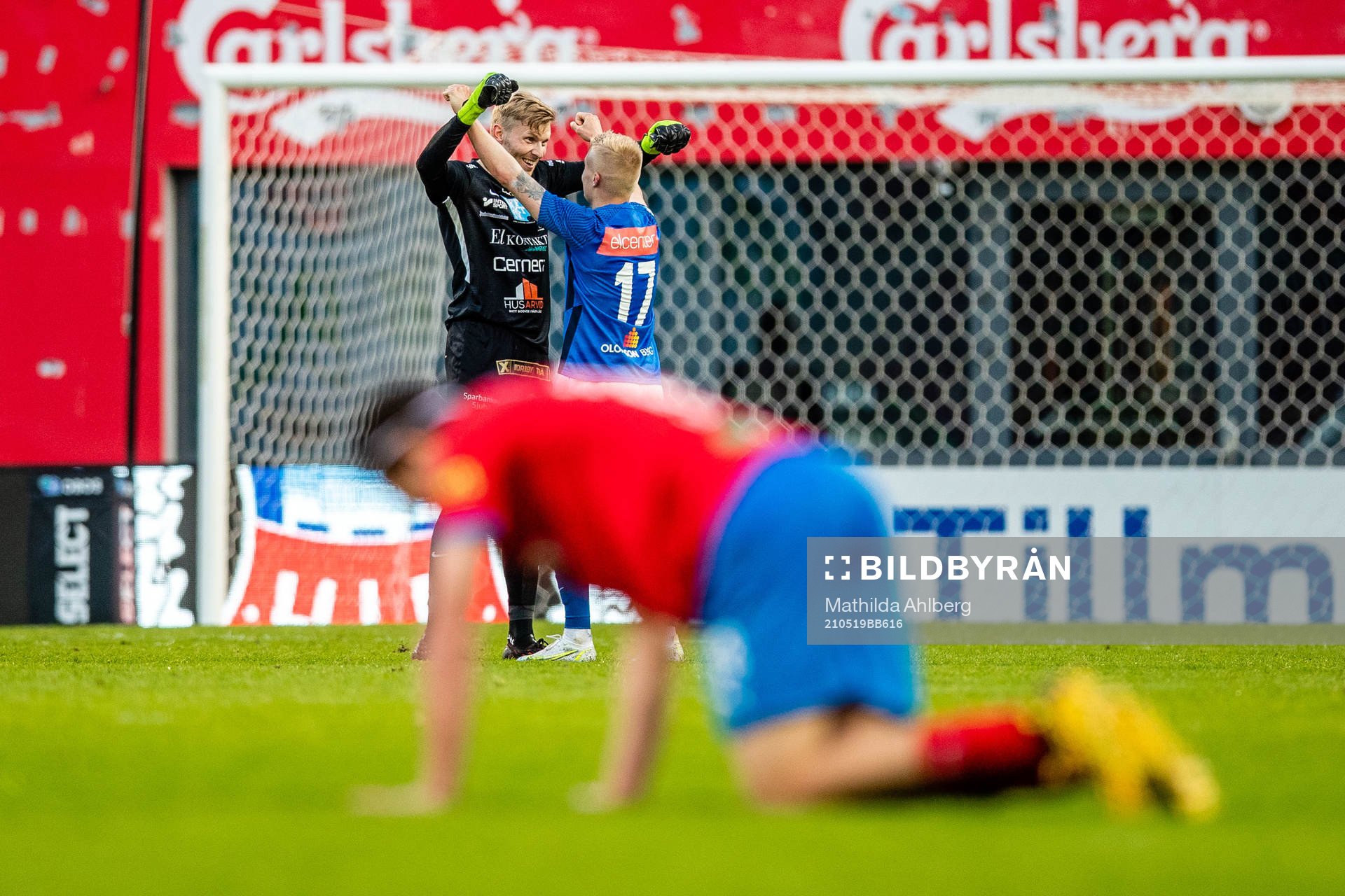 Norrbys målvakt Hampus Falk och Viktor Bergh jublar