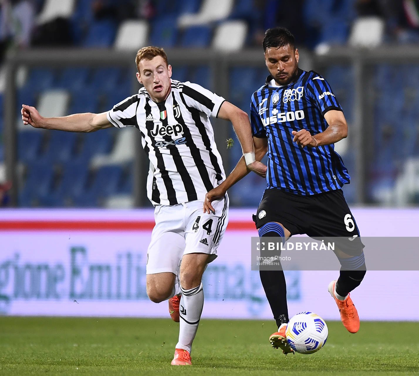Dejan Kulusevski of Juventus and Jose' Luis Palomino of