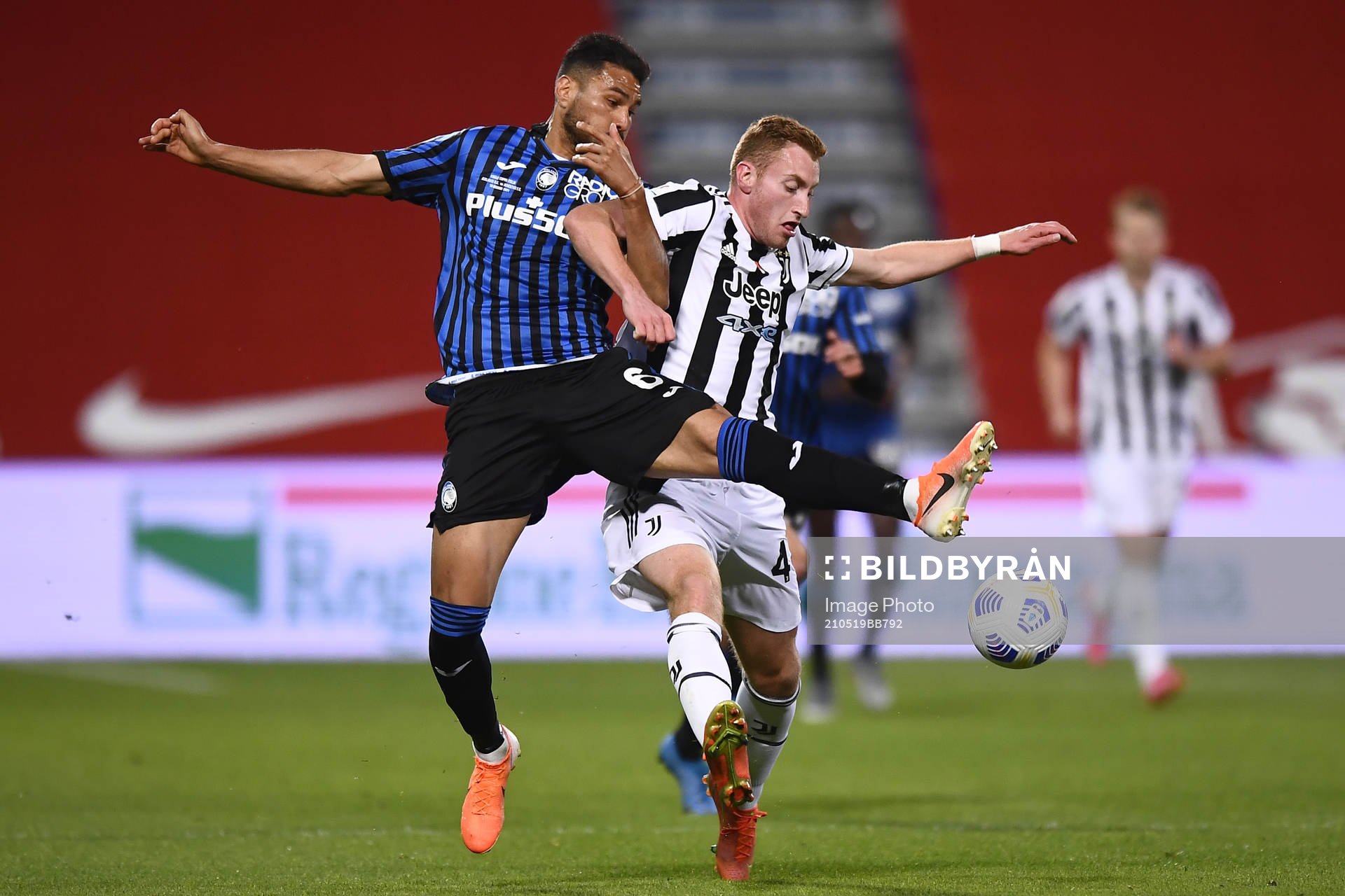 Dejan Kulusevski of Juventus and Jose' Luis Palomino of