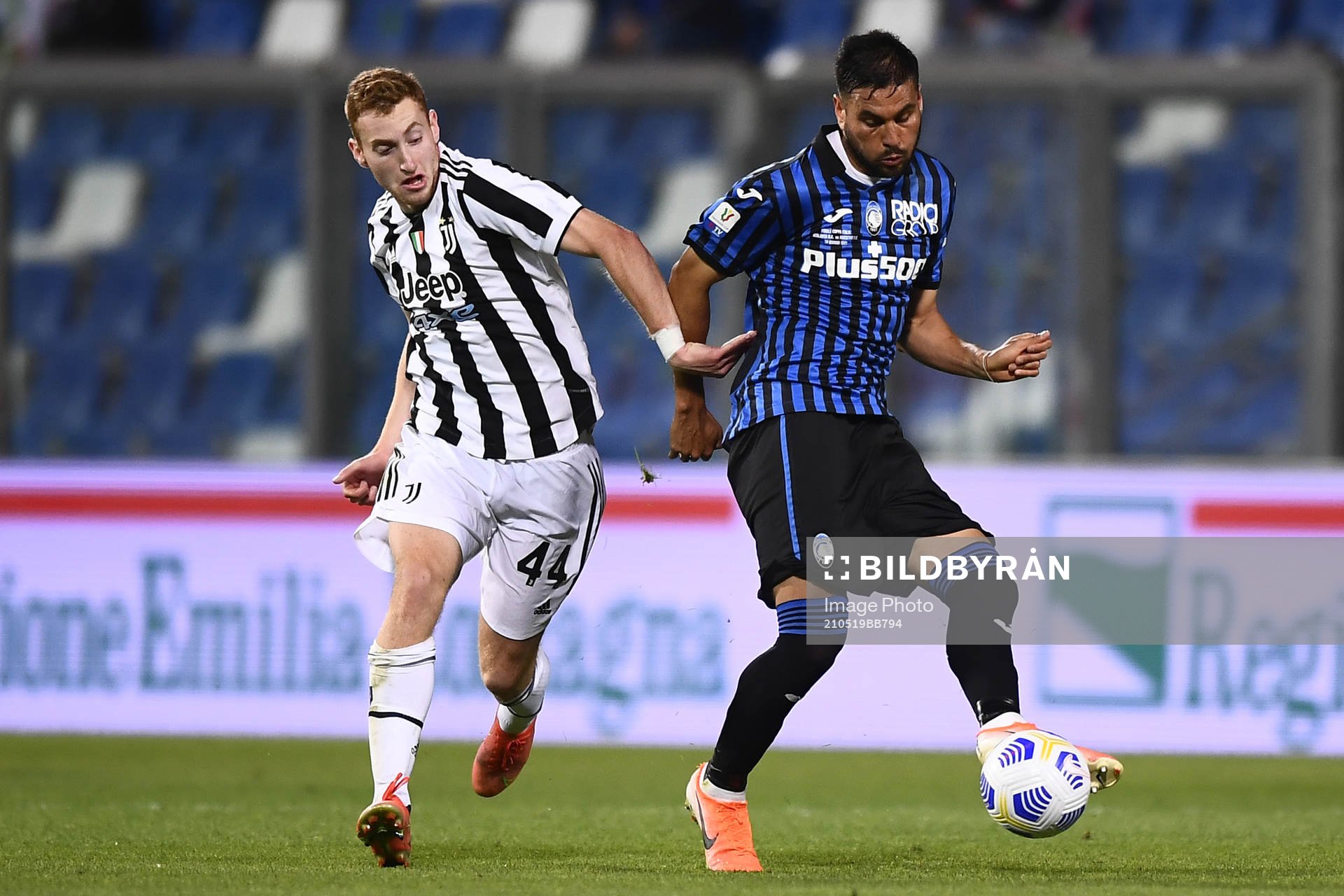 Dejan Kulusevski of Juventus and Jose' Luis Palomino of