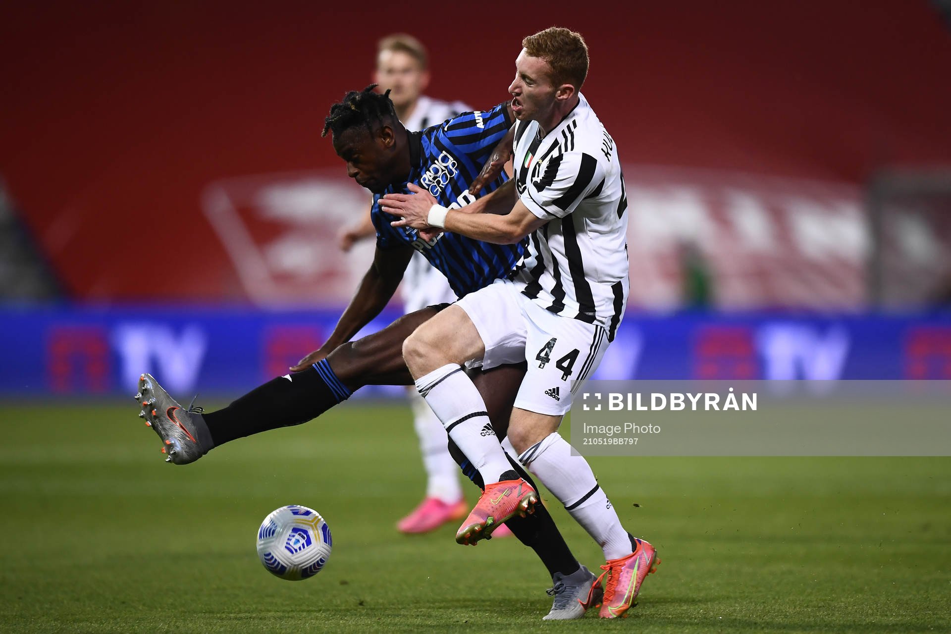 Dejan Kulusevski of Juventus and Duvan Zapata of Atalanta